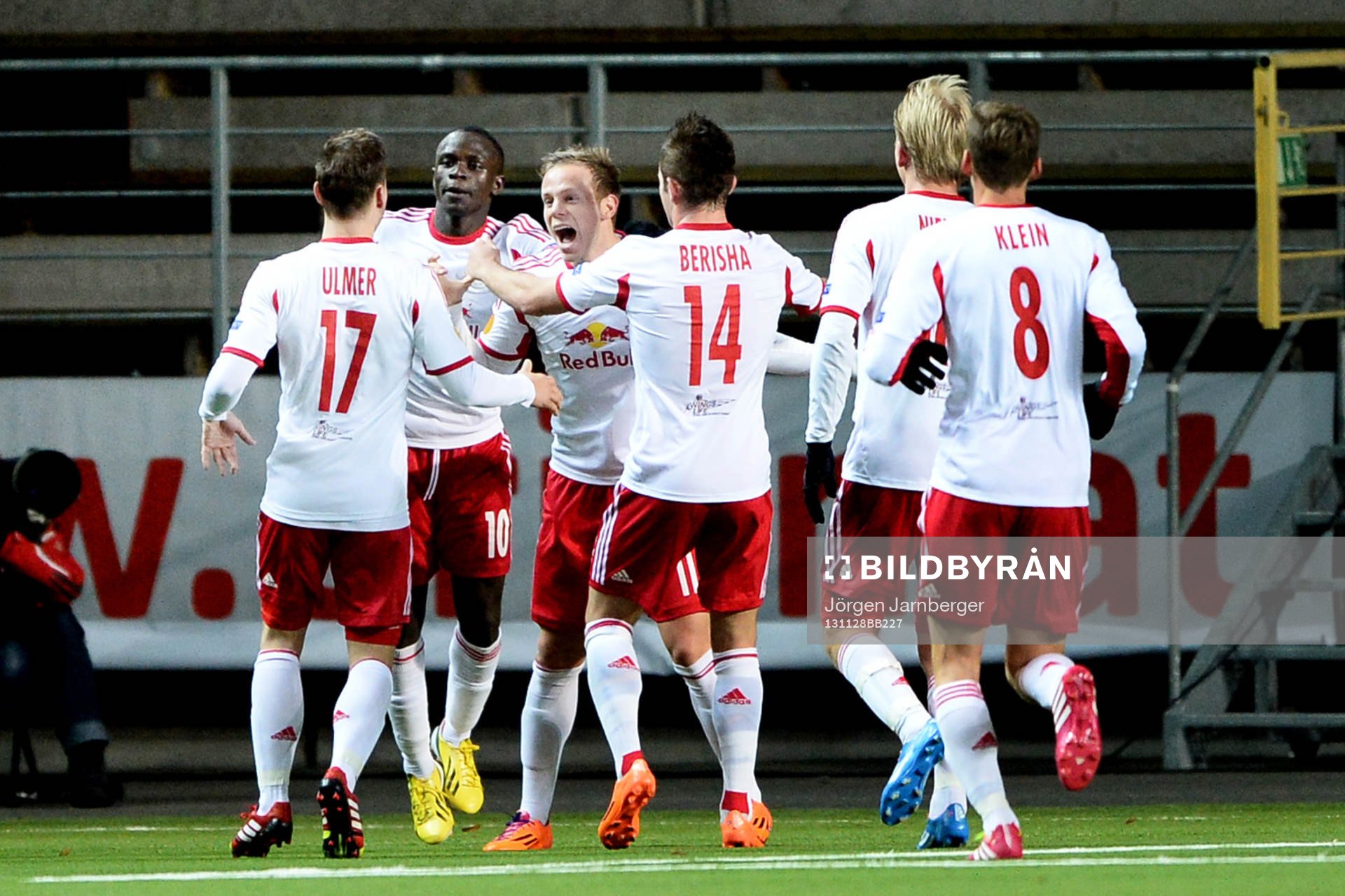 Salzburgs Marco Meilinger (mitten, jublar) krams om efter han gjort 0-1 under fotbollsmatchen i Europa league mellan Elfsborg och Salzburg den 28 november 2013 i Borås.