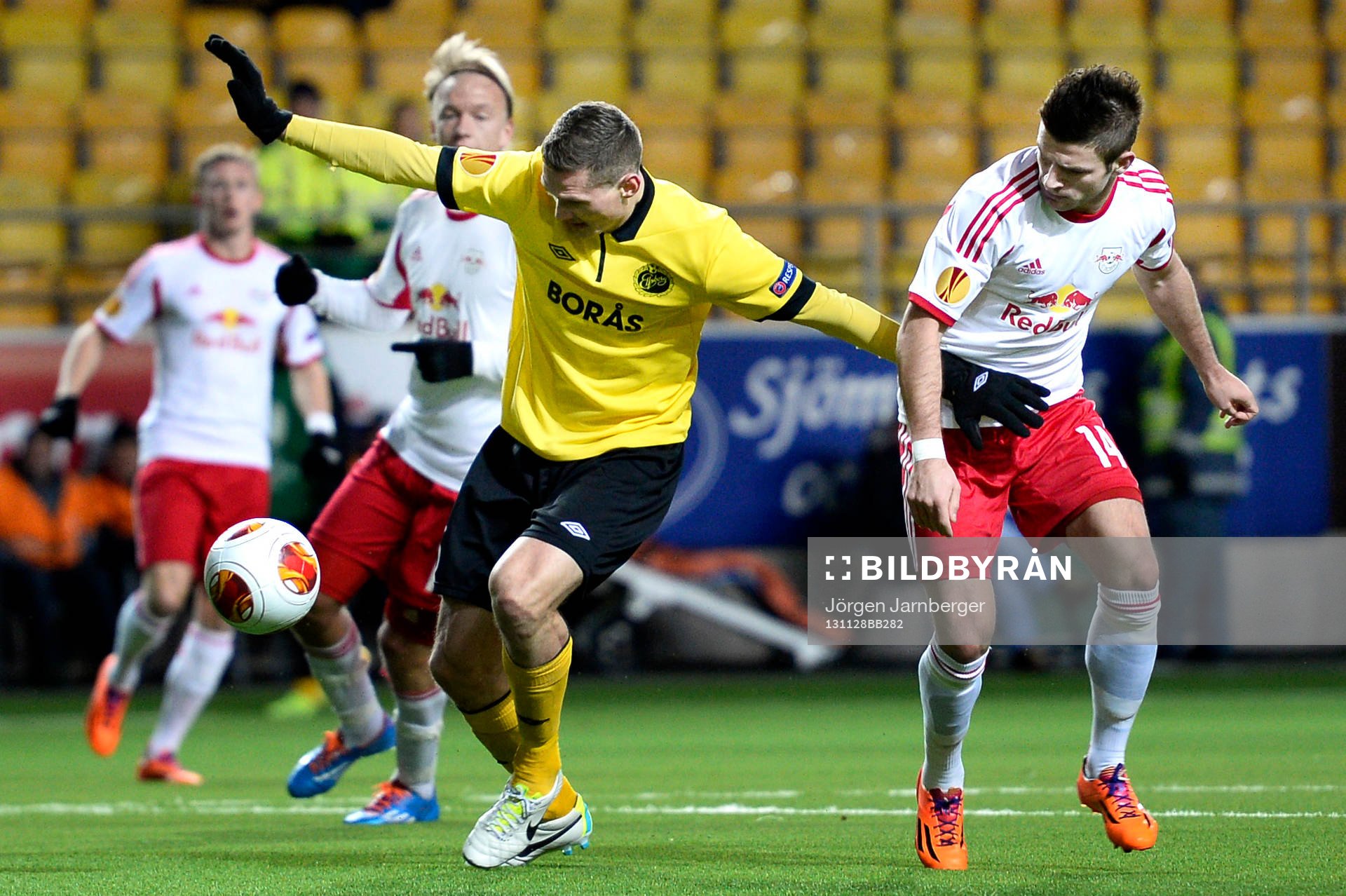 Elfsborgs Jon Jönsson i kamp med Salzburgs Valon Berisha under fotbollsmatchen i Europa league mellan Elfsborg och Salzburg den 28 november 2013 i Borås.