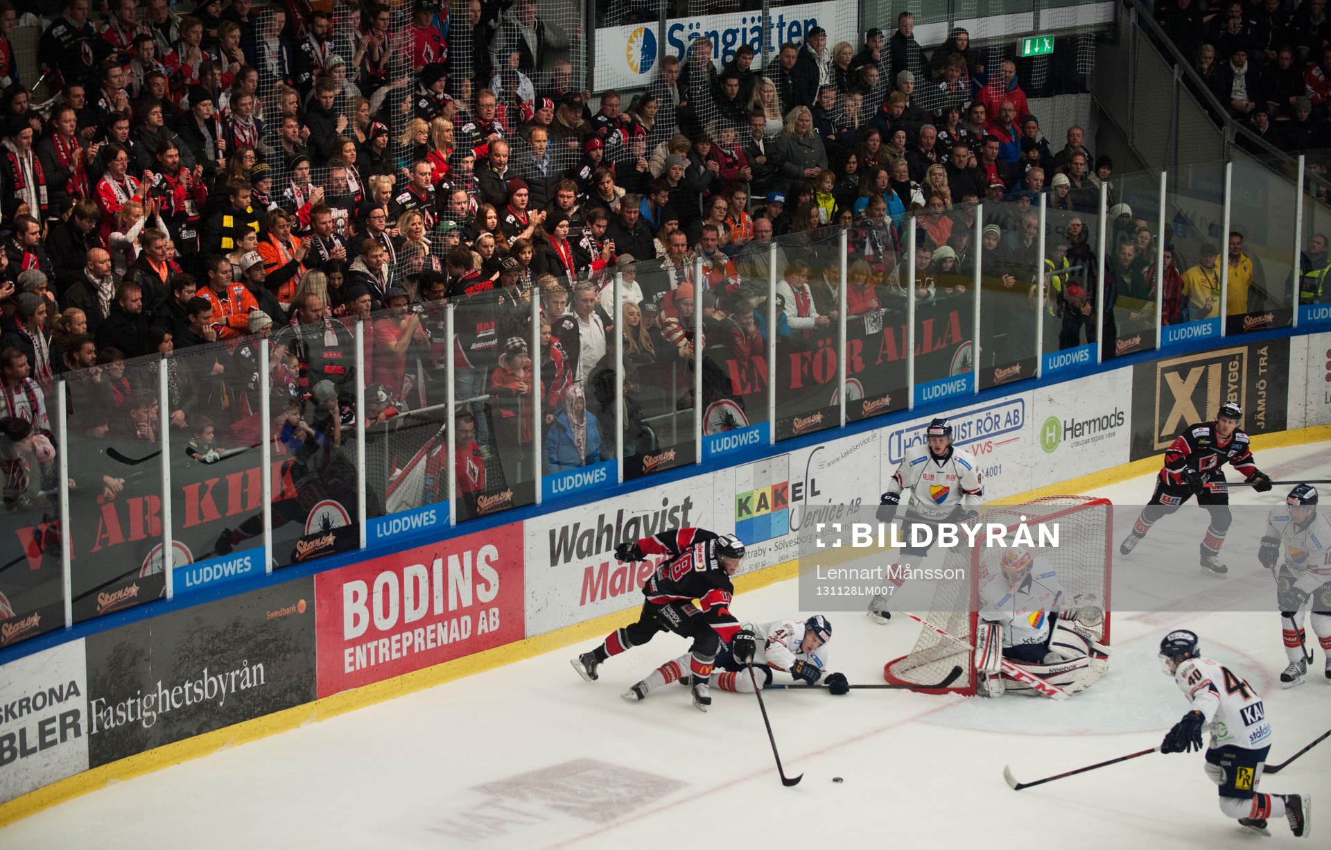 Karlskrona anfaller framför hemmaklacken i ishockeymatchen