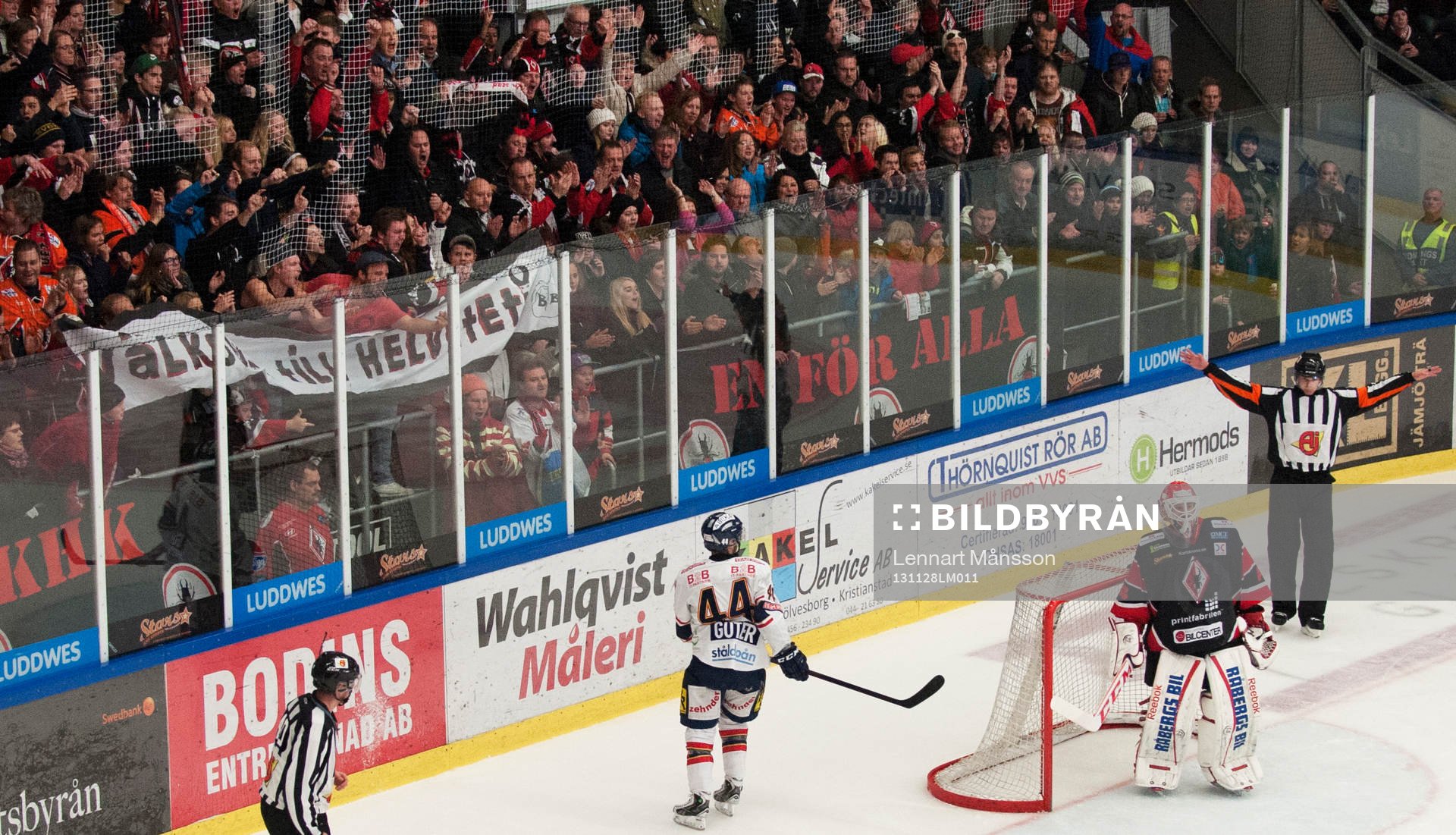 Djurgårdens Mattias Guter görs ner och domaren dömer