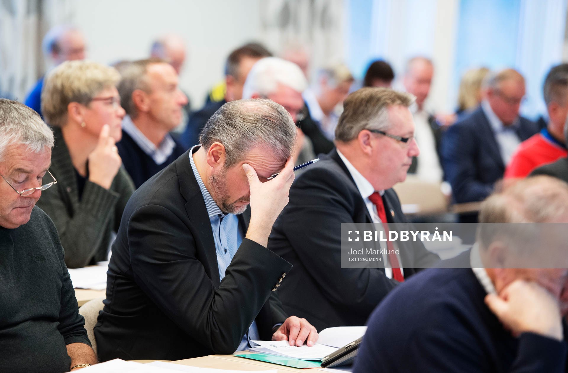 En delegat läser dokument under Svenska Fotbollförbundets representantskapsmöte för 2013 den 29 november 2013 i Stockholm.