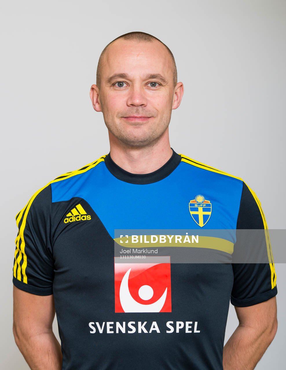 Anders Schröder, naprapat för P16/97-landslaget, poserar för ett porträtt den 30 november 2013 i Stockholm.