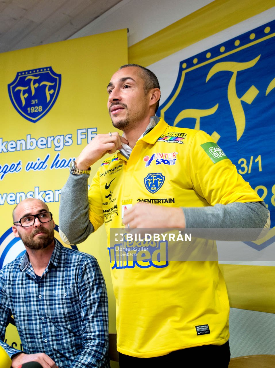 Falkenbergs klubbchef Patrik Lundgren  presenterar Henrik