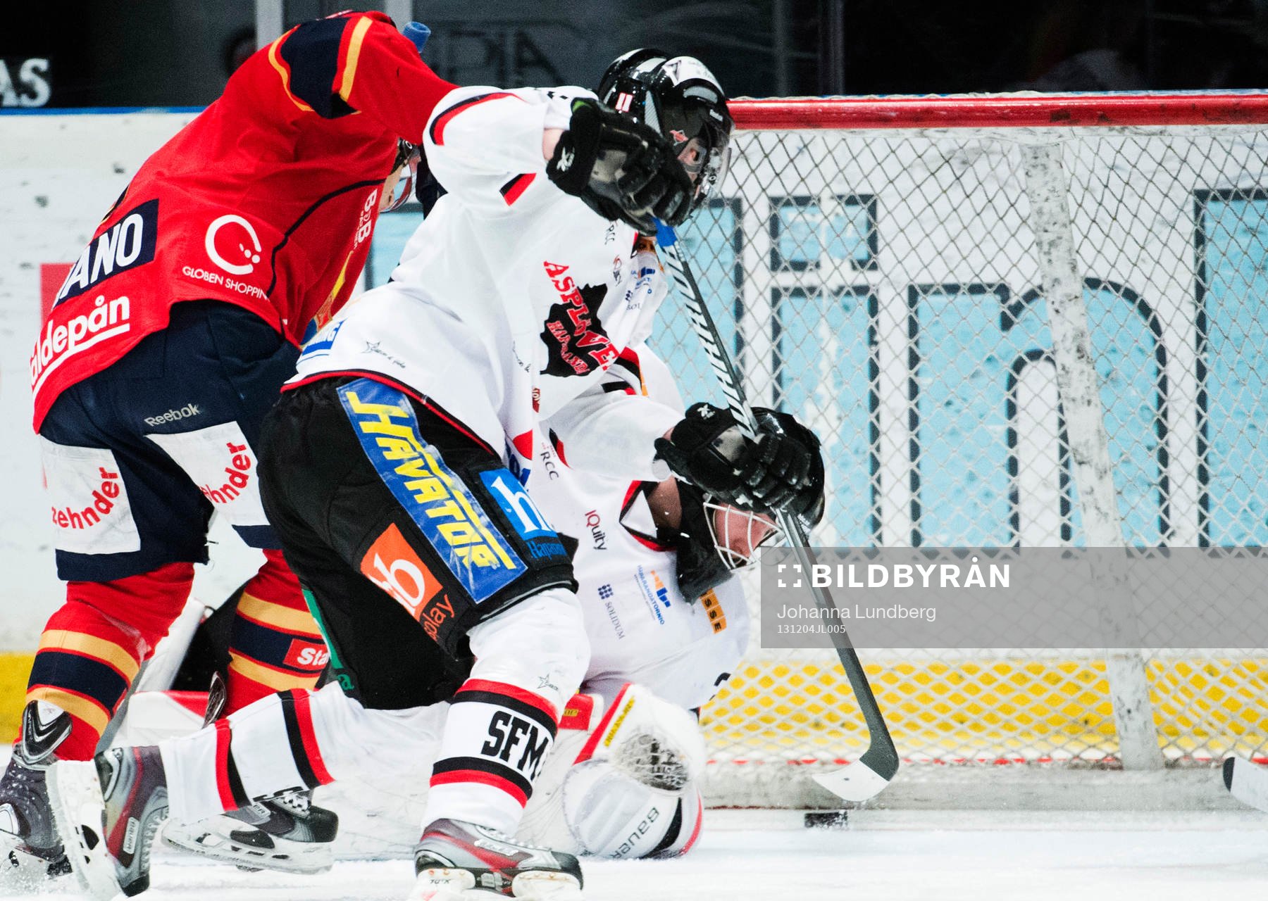Asplövens målvakt Joel Lassinantti ser hur Dustin Johner