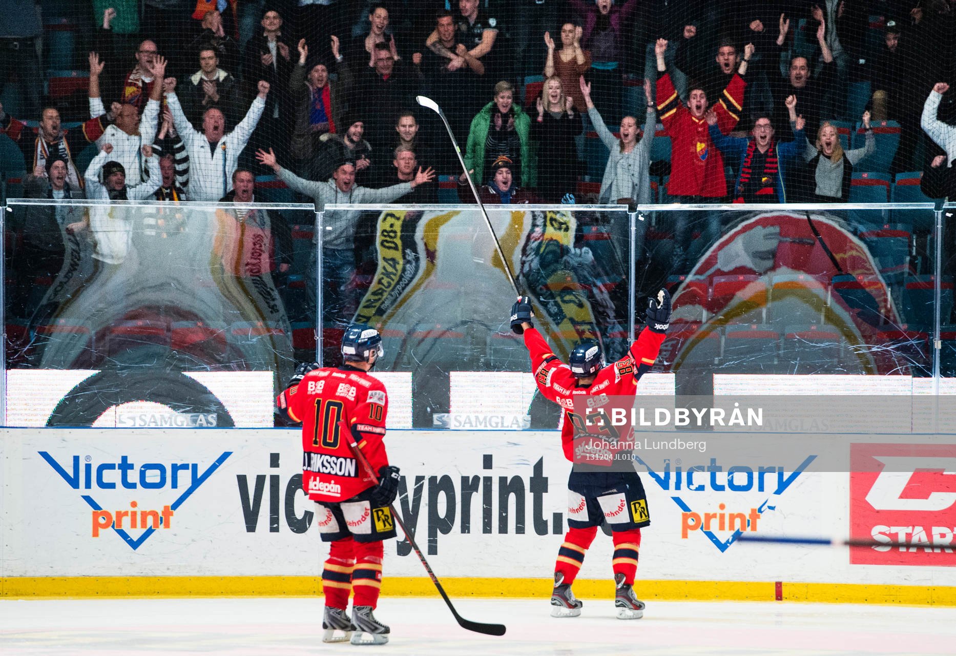 Dustin Johner  jublar med publiken