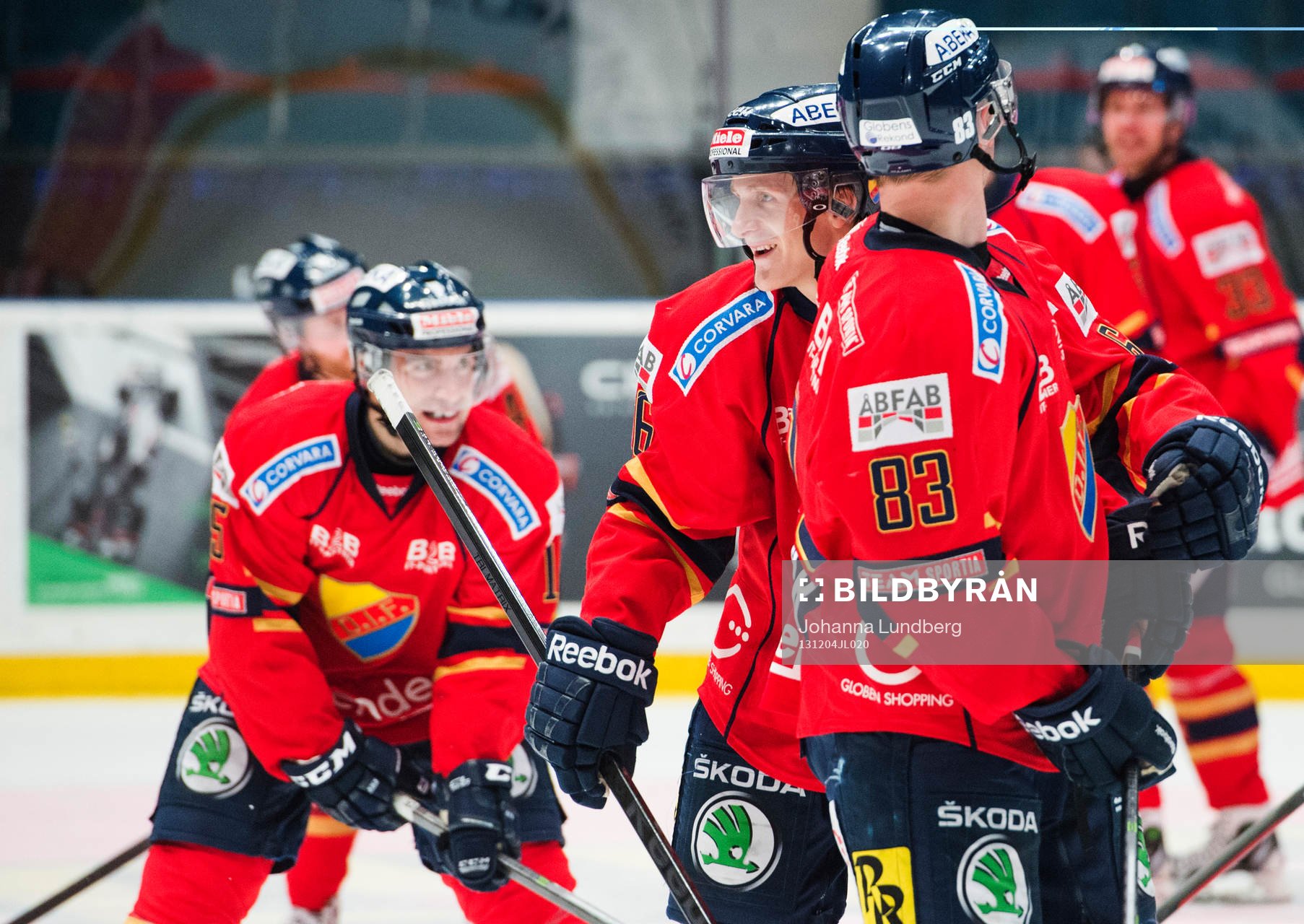 Marcus Sörensen  och Dustin Johner kramas