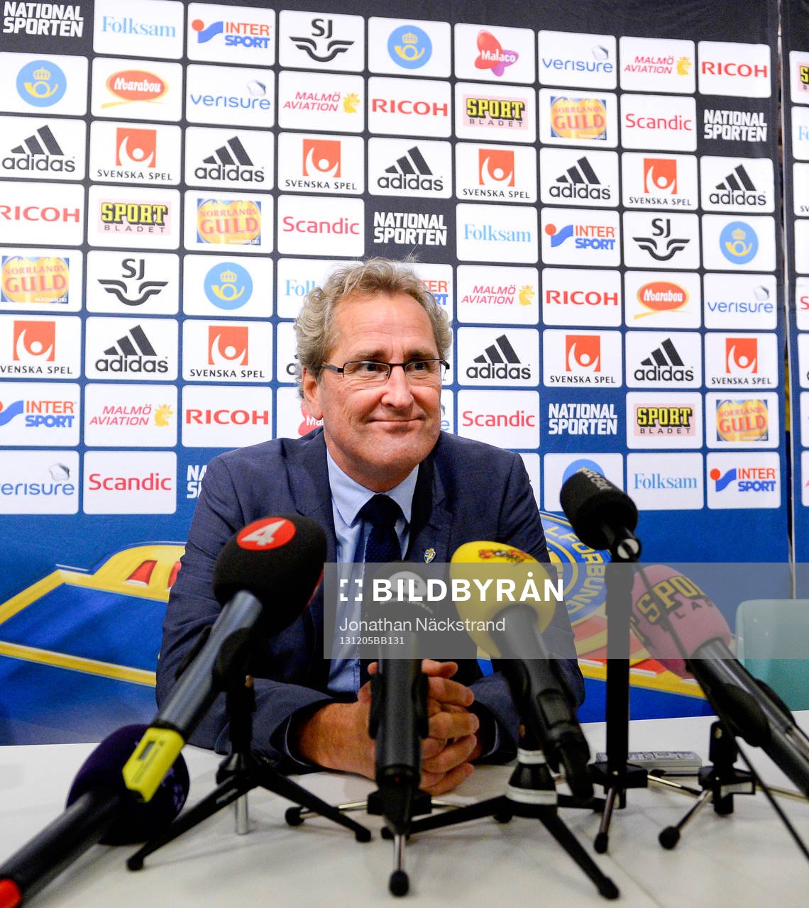 Sveriges förbundskapten för fotbollslandslaget, Erik Hamrén, meddelar att han fortsätter som förbundskapten under en presskonferens anordnad av Svenska Fotbollförbundet den 5 december 2013 i Stockholm.
