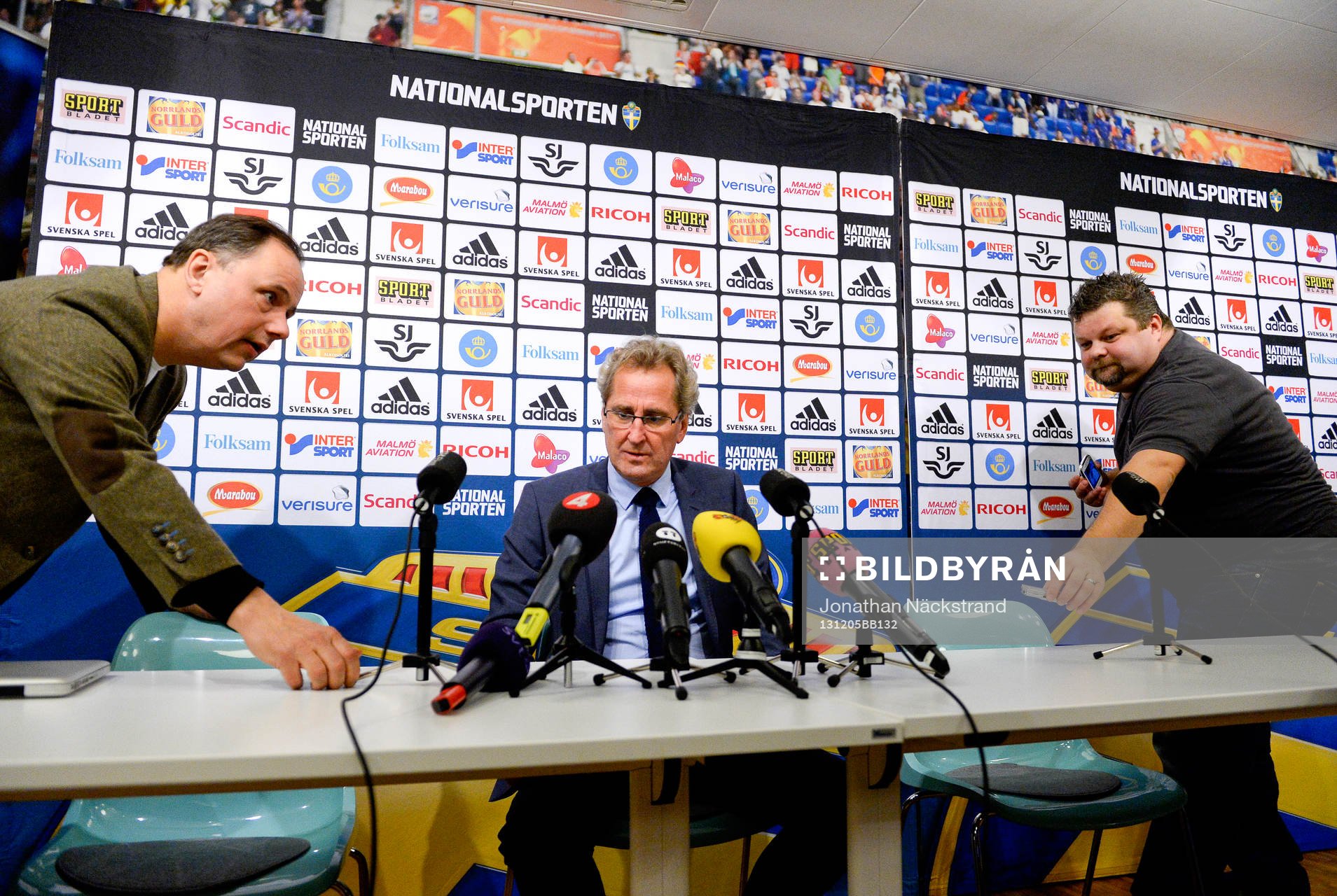 Sveriges förbundskapten för fotbollslandslaget, Erik Hamrén, meddelar att han fortsätter som förbundskapten under en presskonferens anordnad av Svenska Fotbollförbundet den 5 december 2013 i Stockholm.
