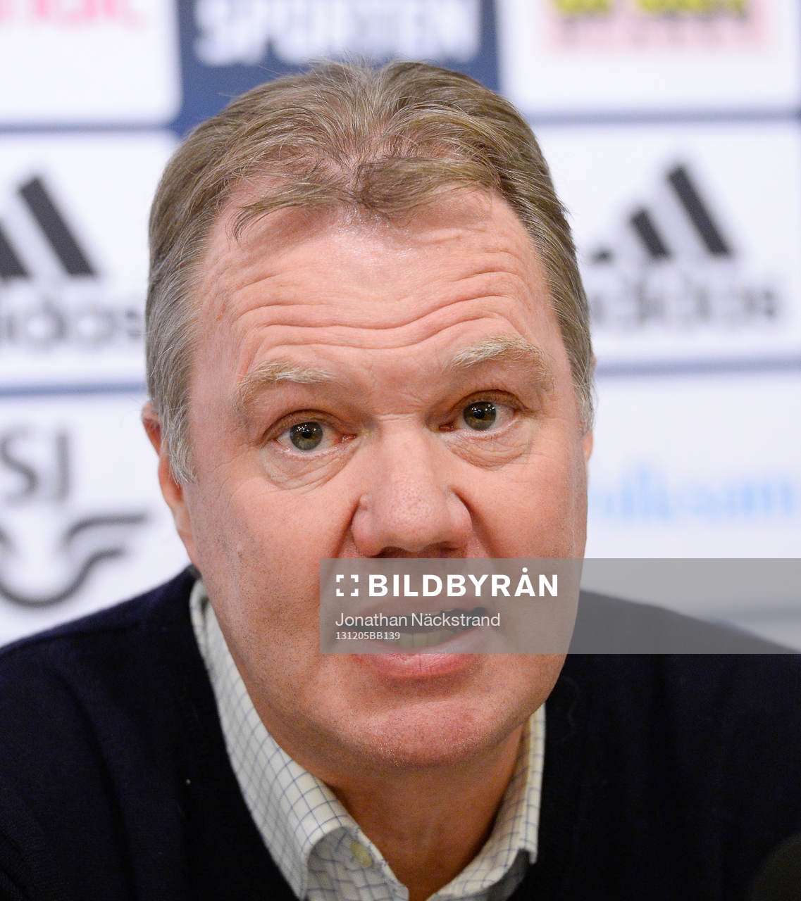 Svenska Fotbollförbundets ordförande, Karl-Erik Nilsson, meddelar att Sveriges förbundskapten för fotbollslandslaget, Erik Hamrén, fortsätter som förbundskapten under en presskonferens anordnad av Svenska Fotbollförbundet den 5 december 2013 i Stockholm.