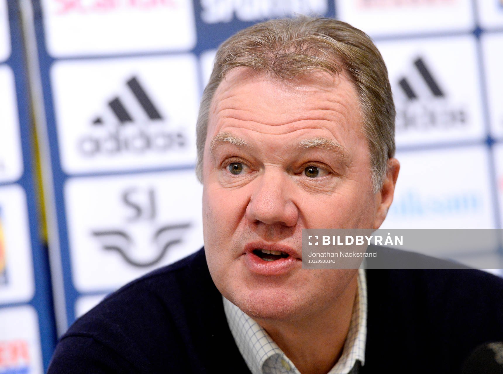 Svenska Fotbollförbundets ordförande, Karl-Erik Nilsson, meddelar att Sveriges förbundskapten för fotbollslandslaget, Erik Hamrén, fortsätter som förbundskapten under en presskonferens anordnad av Svenska Fotbollförbundet den 5 december 2013 i Stockholm.
