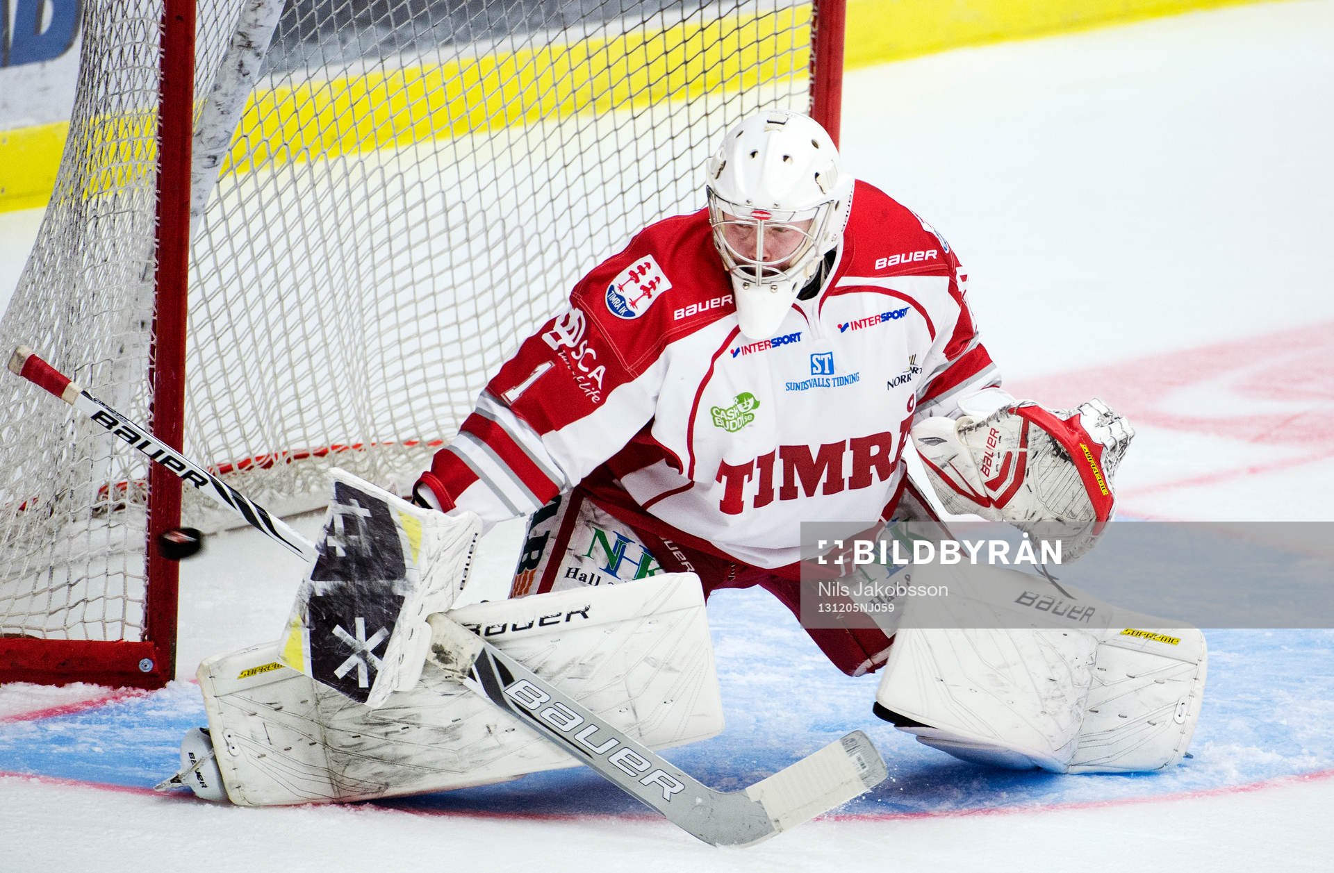 Timrås målvakt Jonathan Iilahti gör en räddning