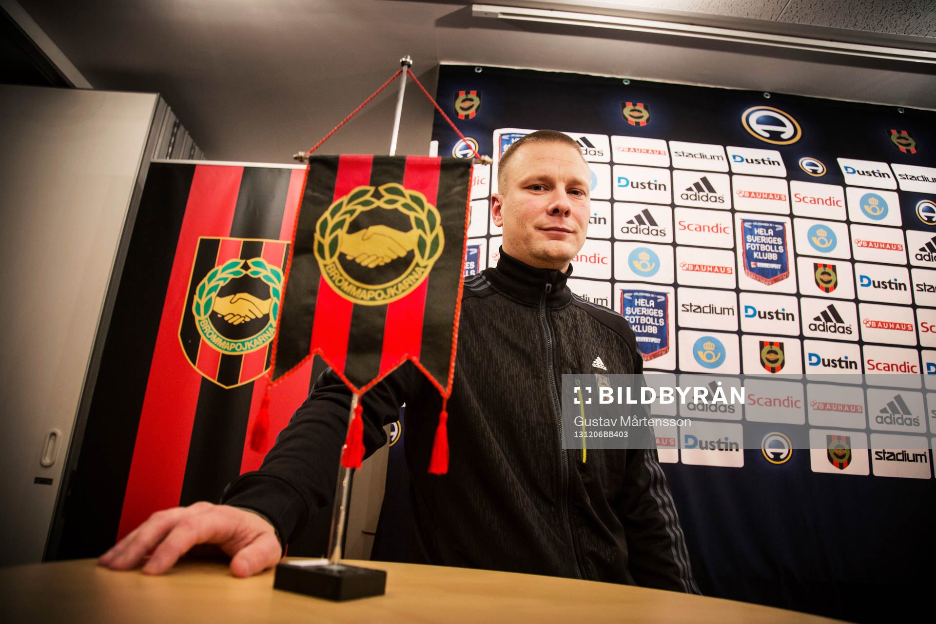 Brommapojkarnas klubbdirektör Ola Danhard presenterar