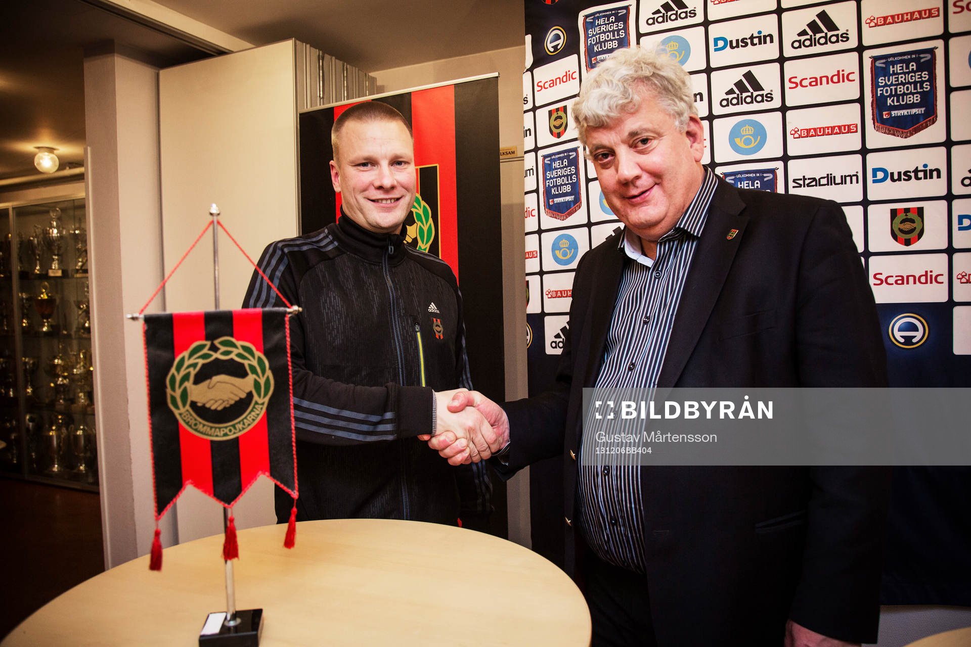 Brommapojkarnas klubbdirektör Ola Danhard presenterar