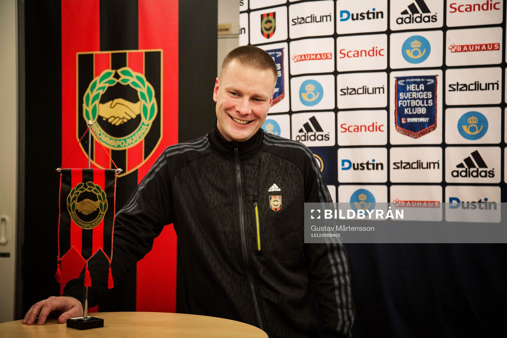 Brommapojkarnas klubbdirektör Ola Danhard presenterar