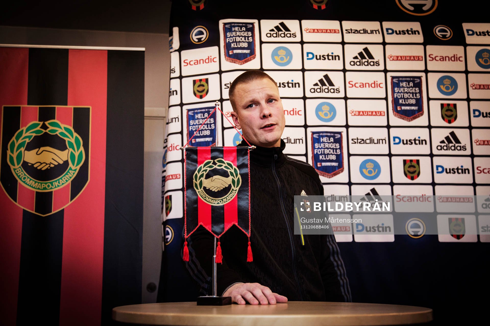 Brommapojkarnas klubbdirektör Ola Danhard presenterar