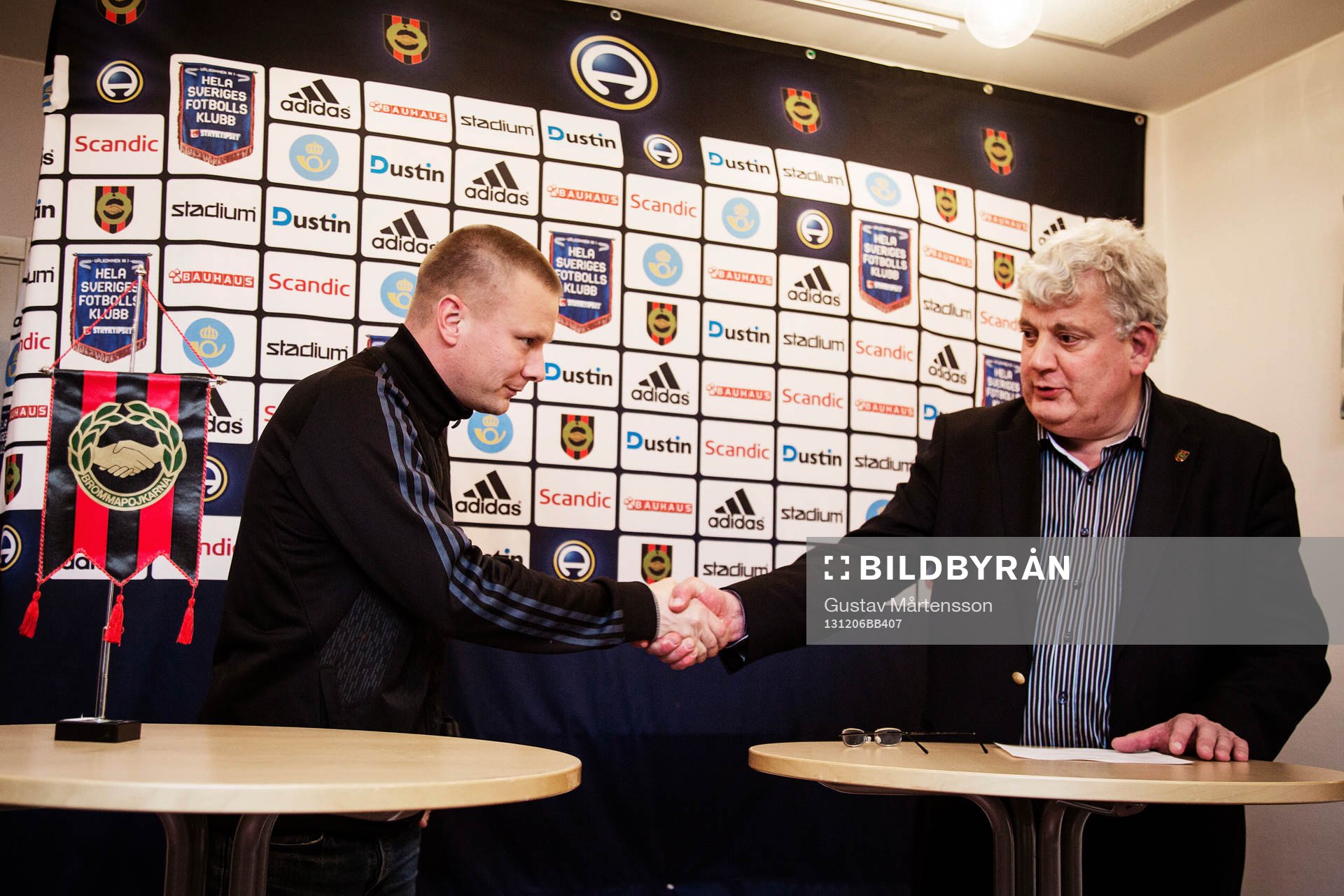 Brommapojkarnas klubbdirektör Ola Danhard presenterar