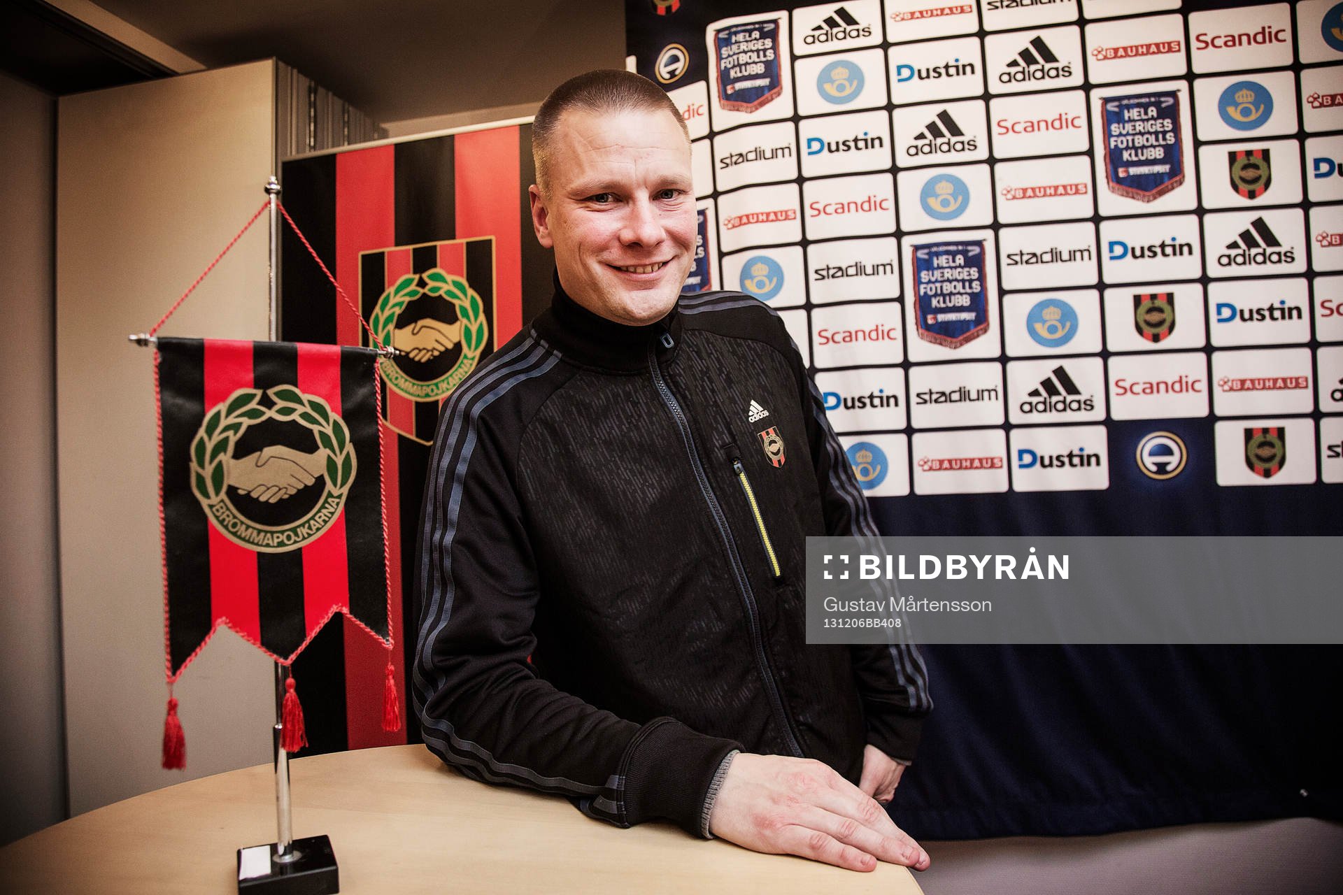 Brommapojkarnas klubbdirektör Ola Danhard presenterar