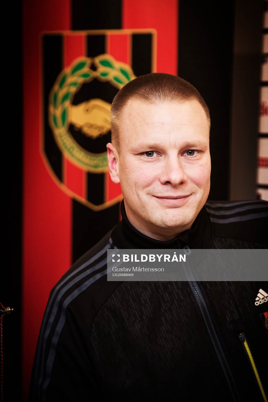 Brommapojkarnas klubbdirektör Ola Danhard presenterar