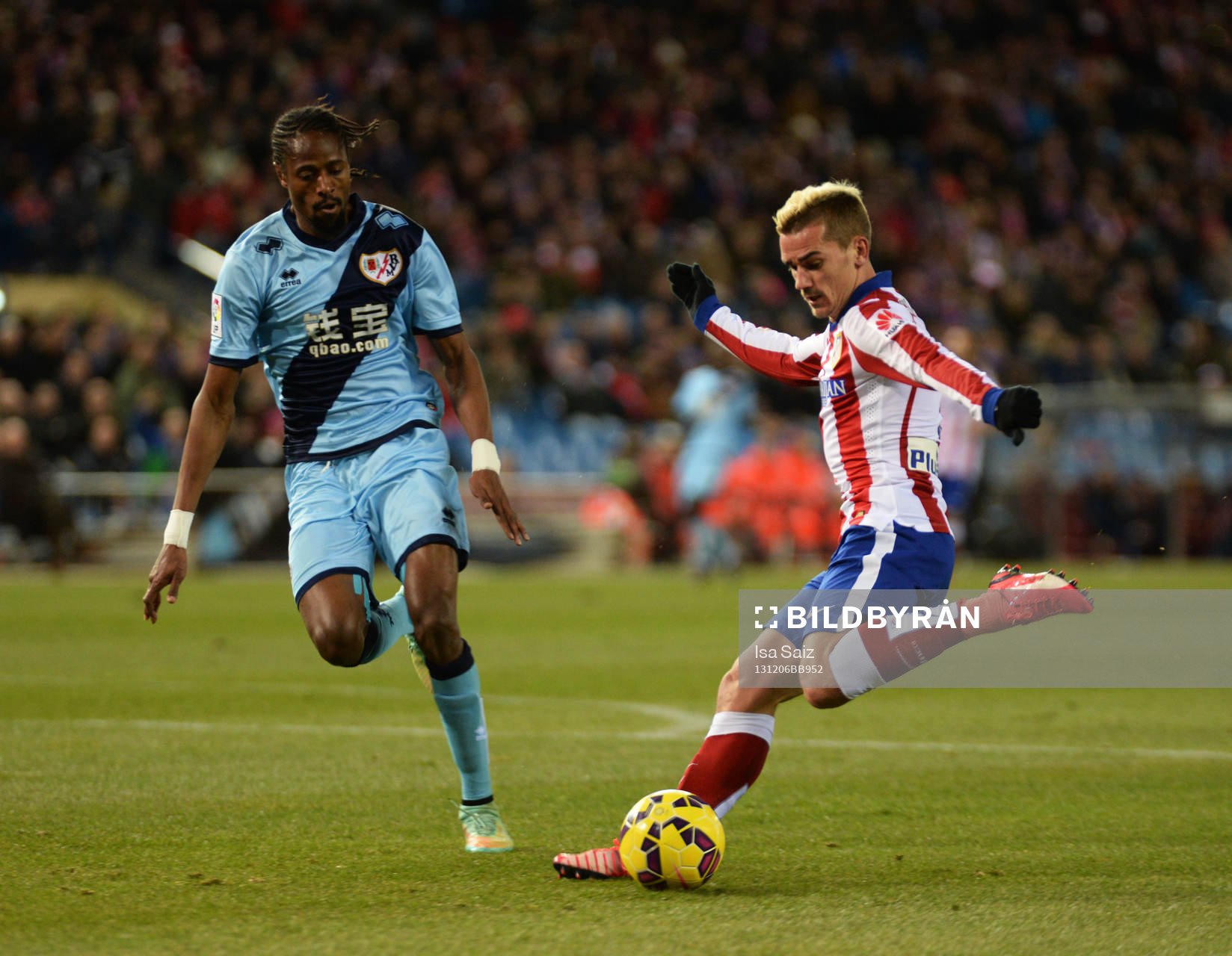 Griezmann tira a porteria en el partido entre el Atletico