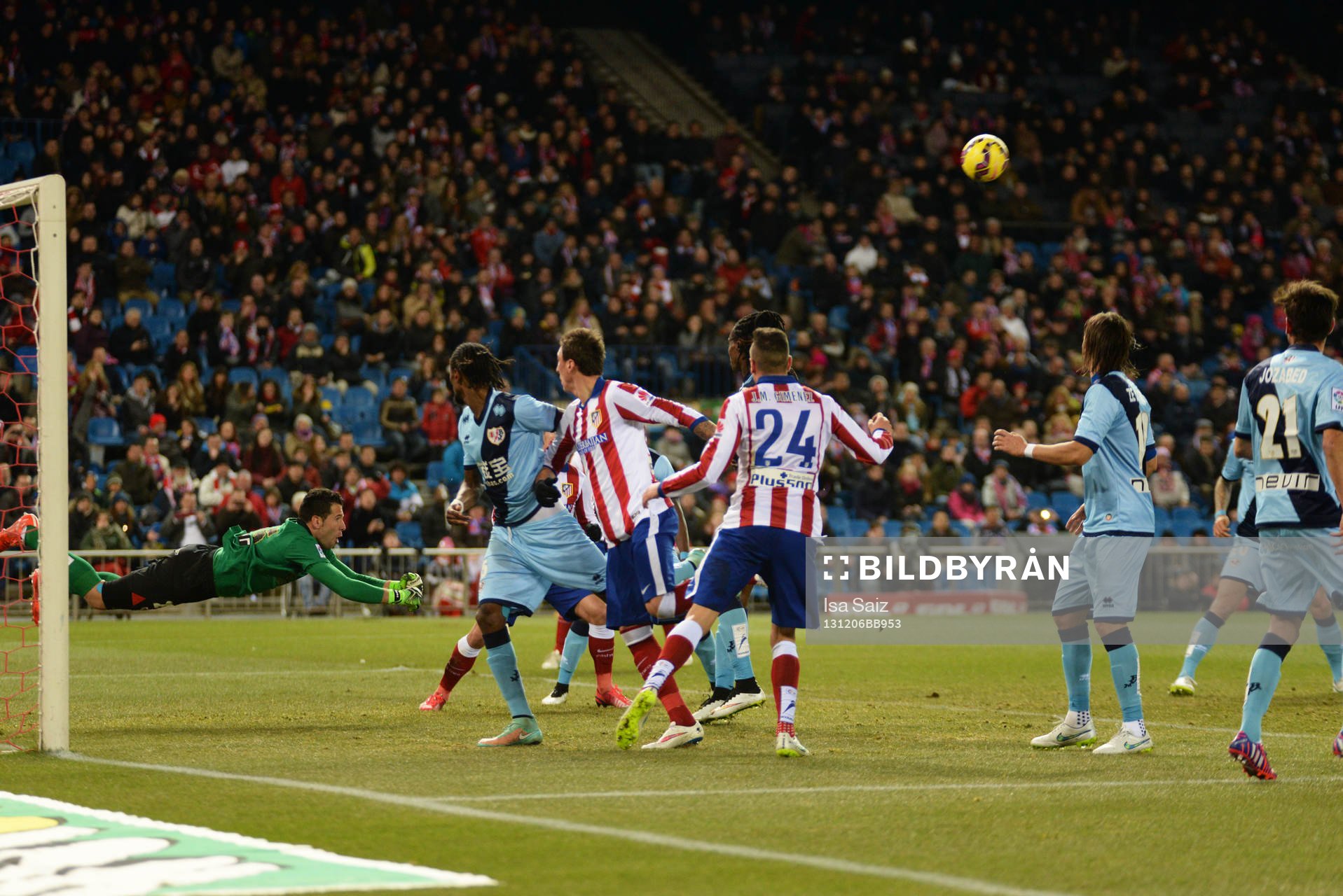Toro, portero del Rayo despeja el balon en el partido entre