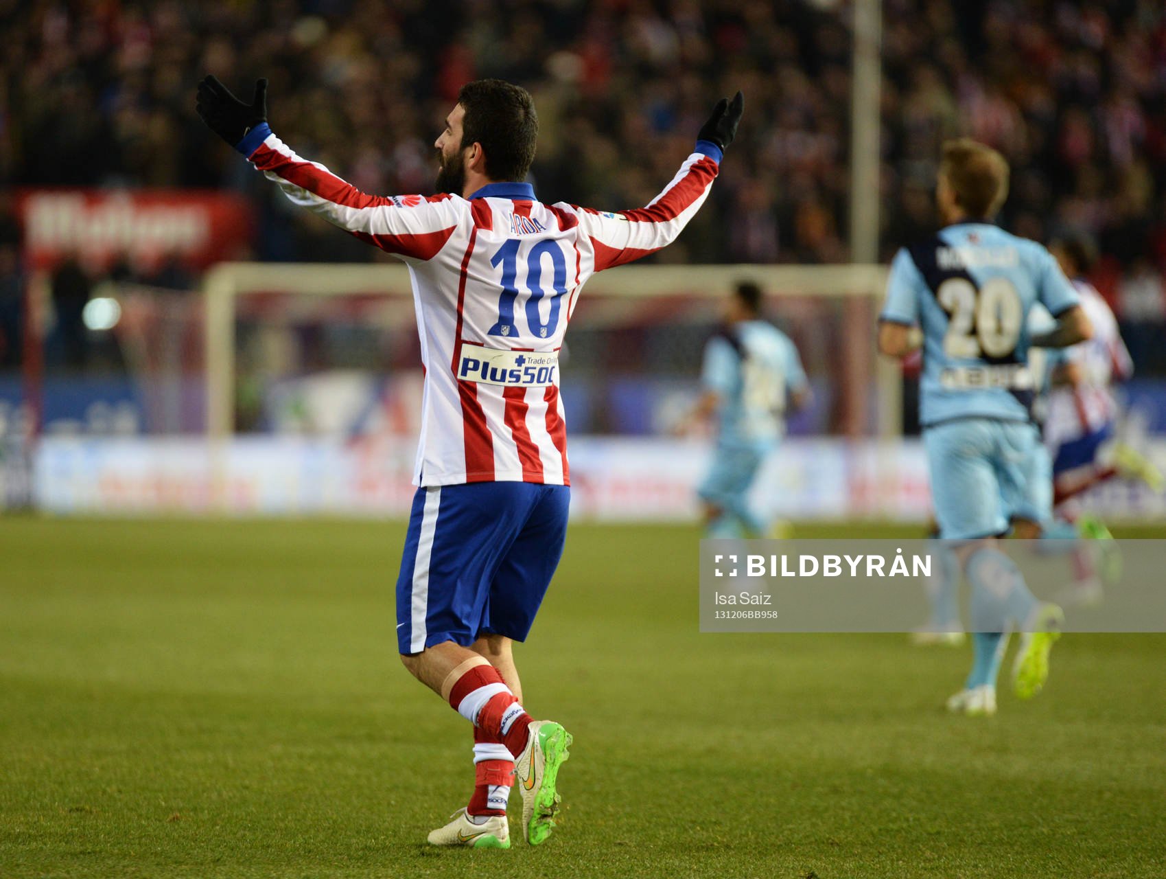 Turan protesta una falta en el partido entre el Atletico de