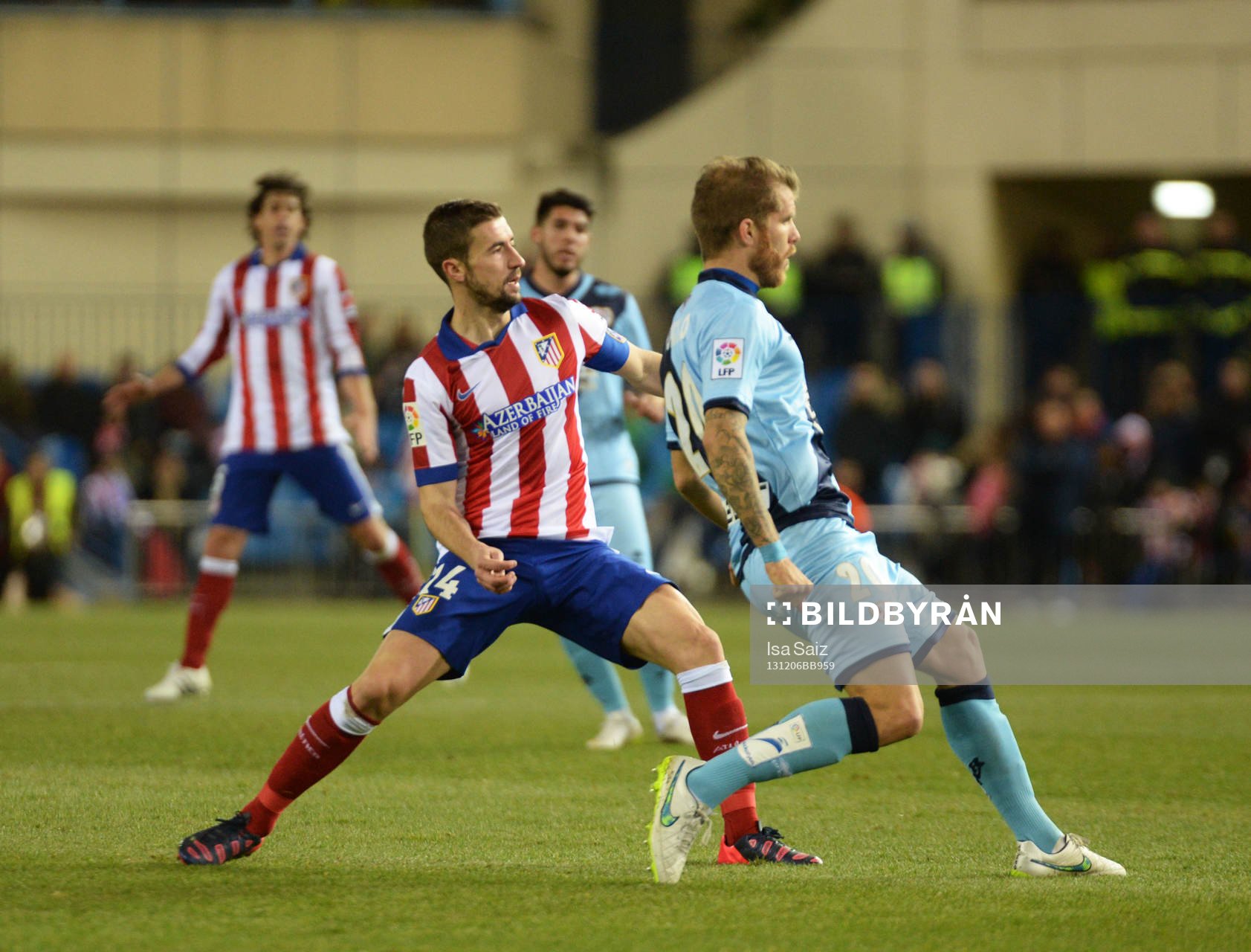 Gabi presiona a un jugador del Rayo en el partido entre el