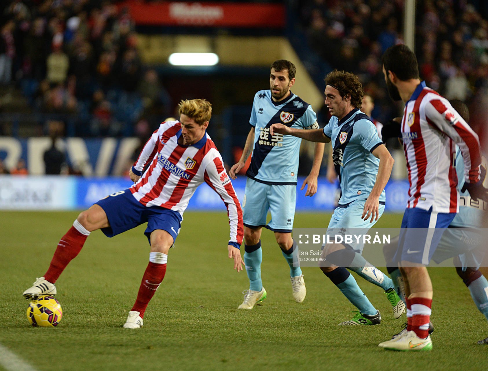 Torres intenta regatear en el partido entre el Atletico de
