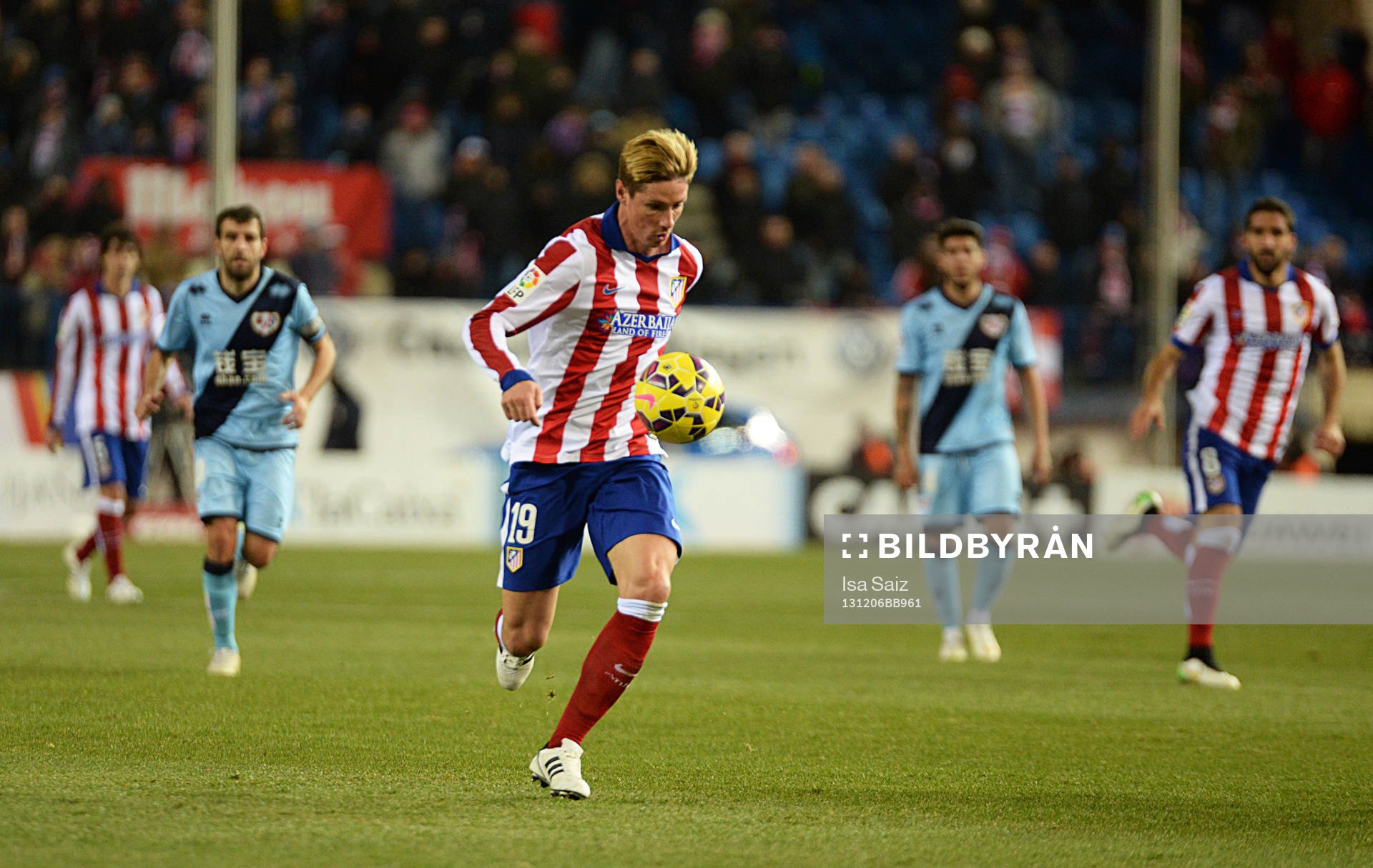 Torres se dirige al area en el partido entre el Atletico de