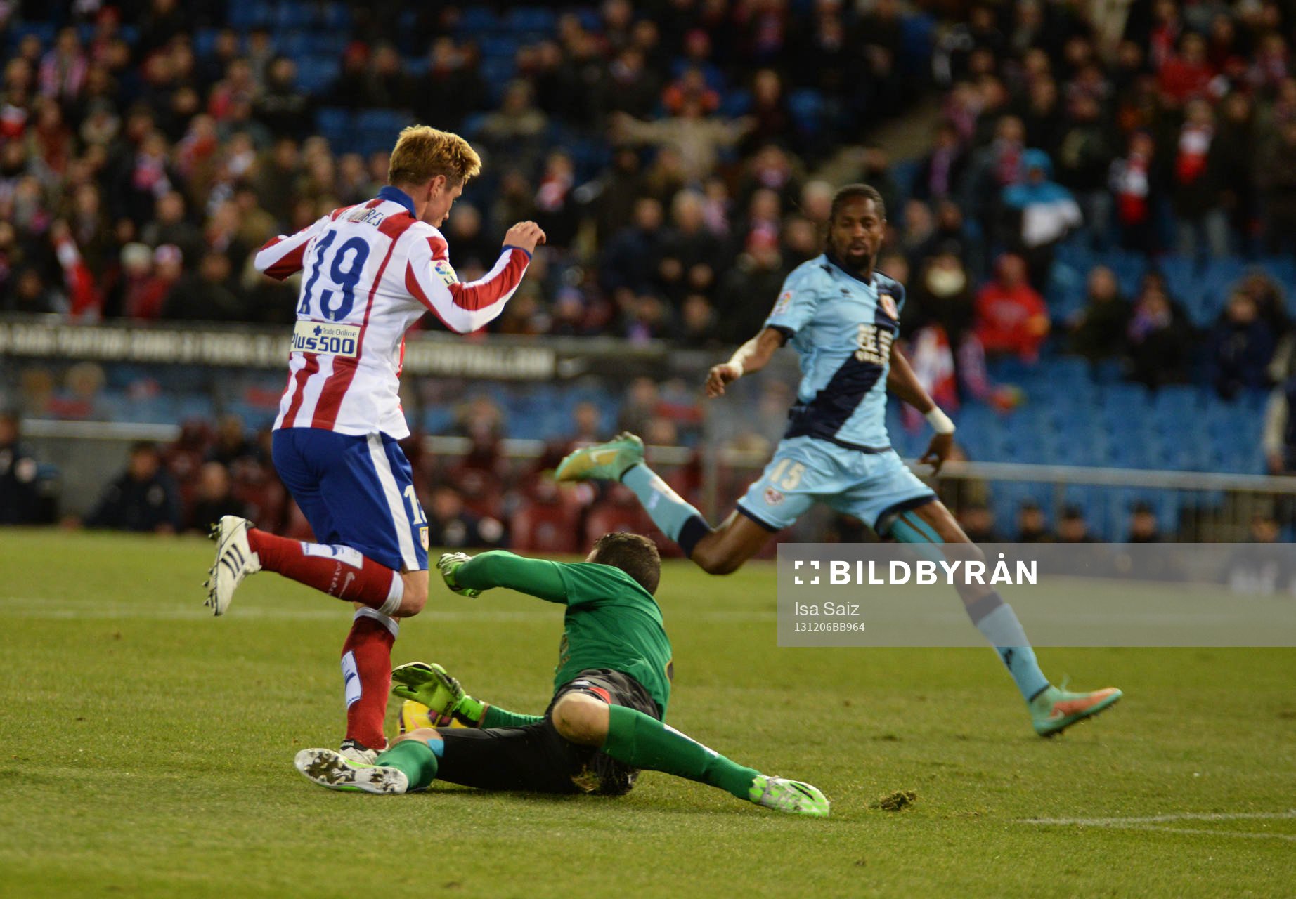 Torres intenta regatear al portero para marcar gol pero