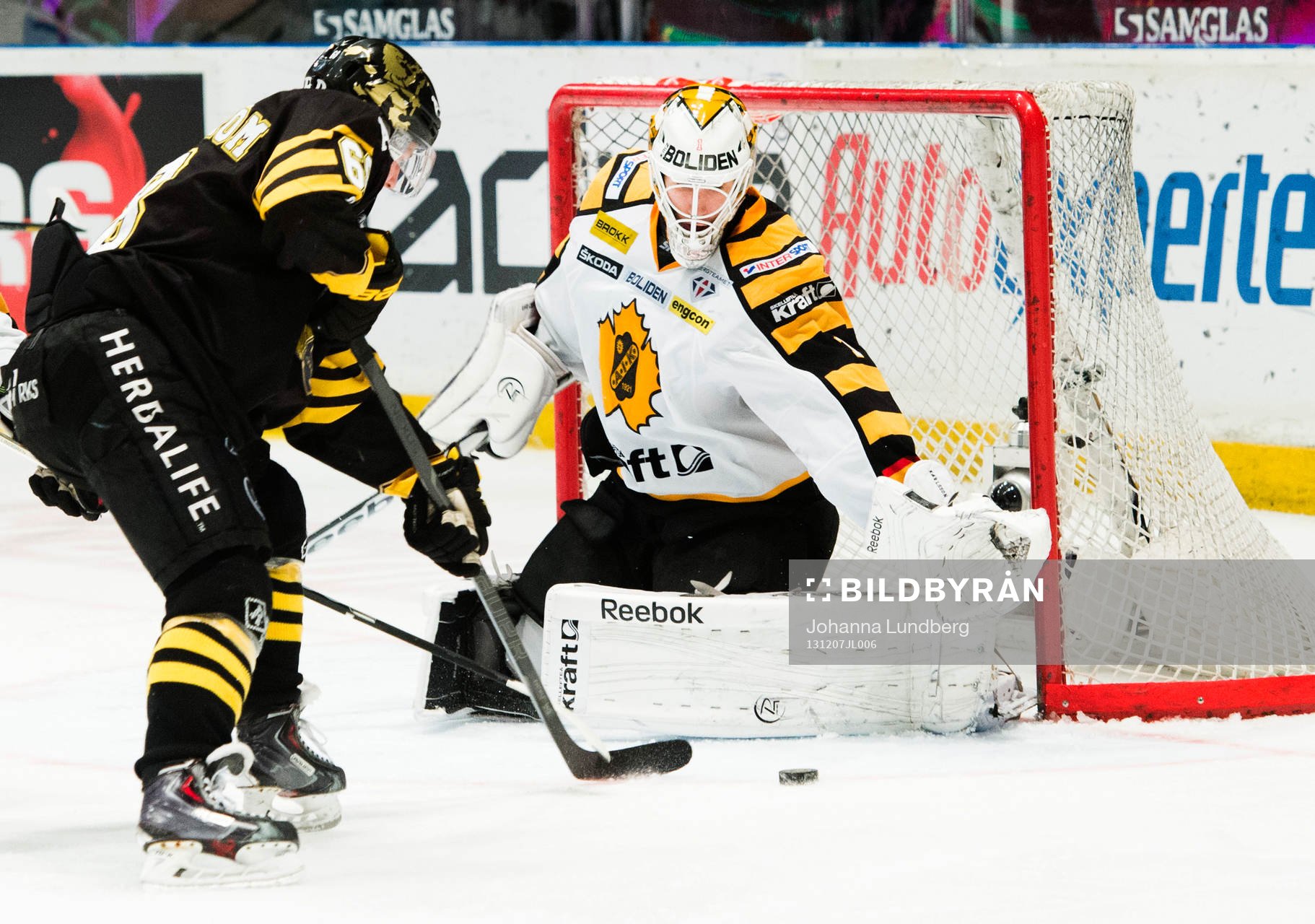 målvakt Henrik Karlsson räddar ett skott