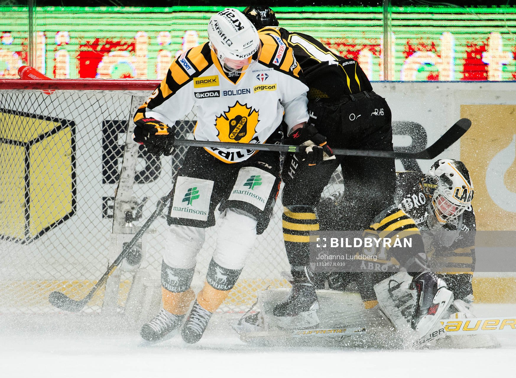 stökigt framför målvakt Daniel Larsson