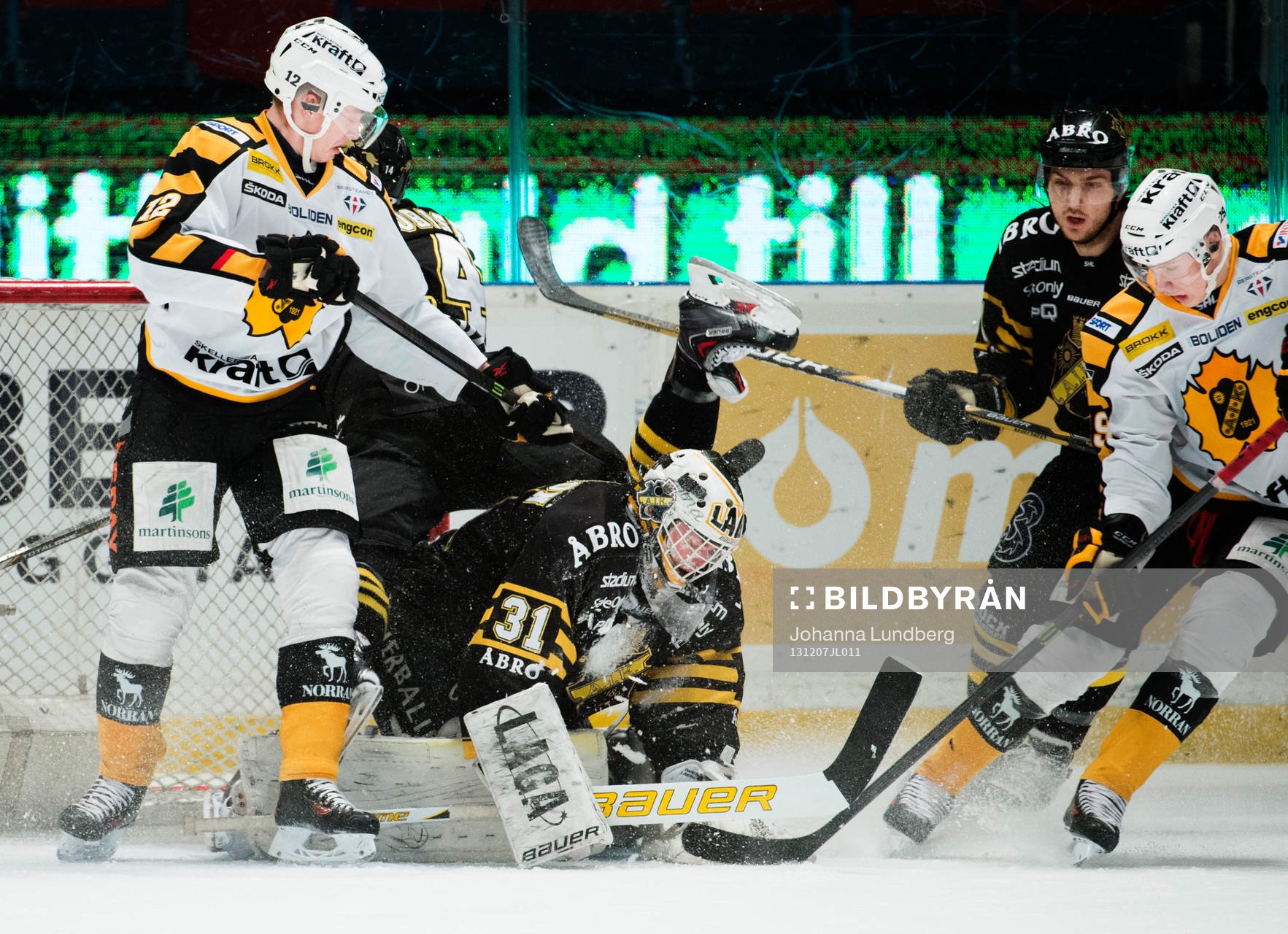 Pontus Petterström framför målvakt Daniel Larsson