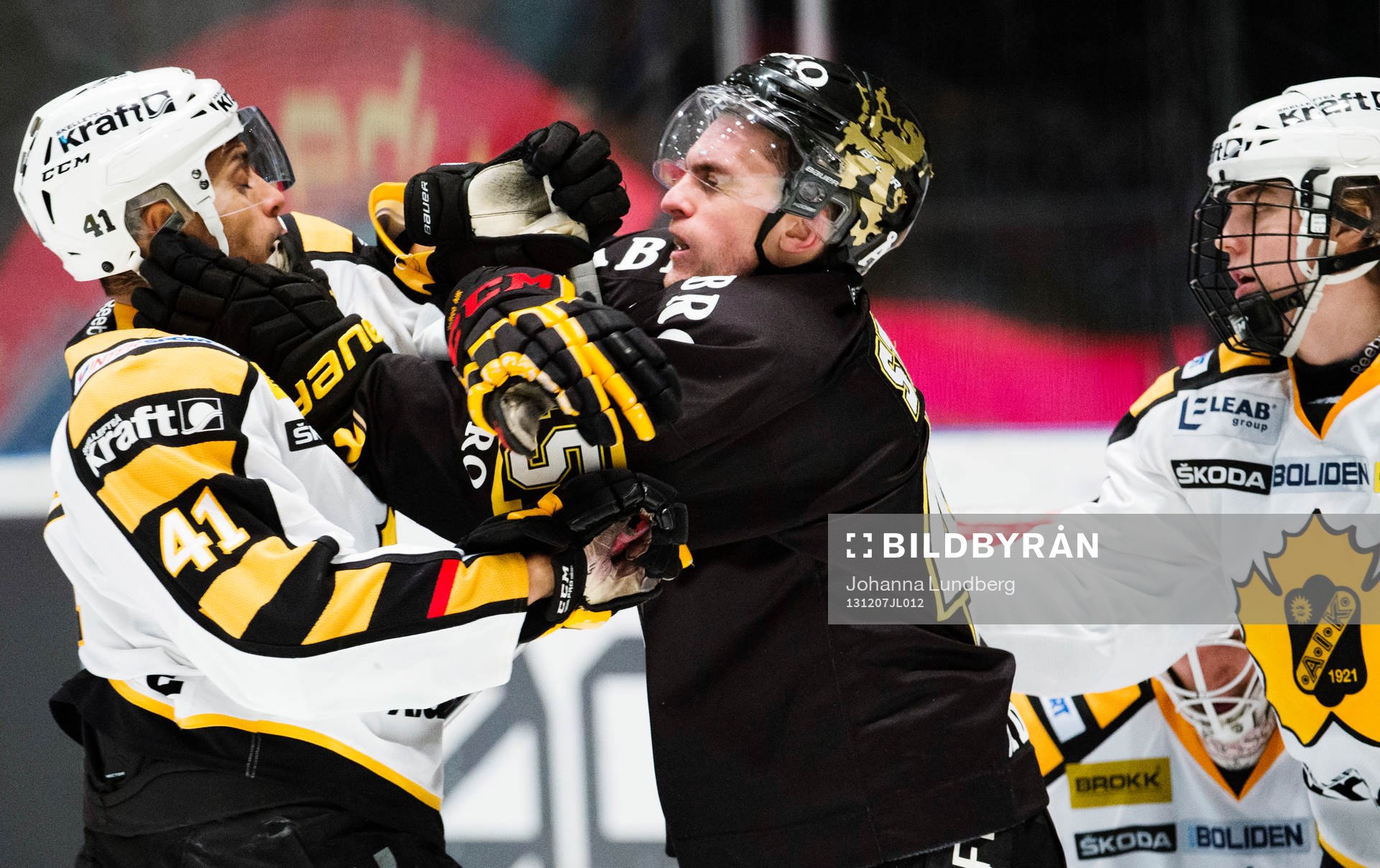 Pierre-Edouard Bellemare i bråk med  Oscar Steen