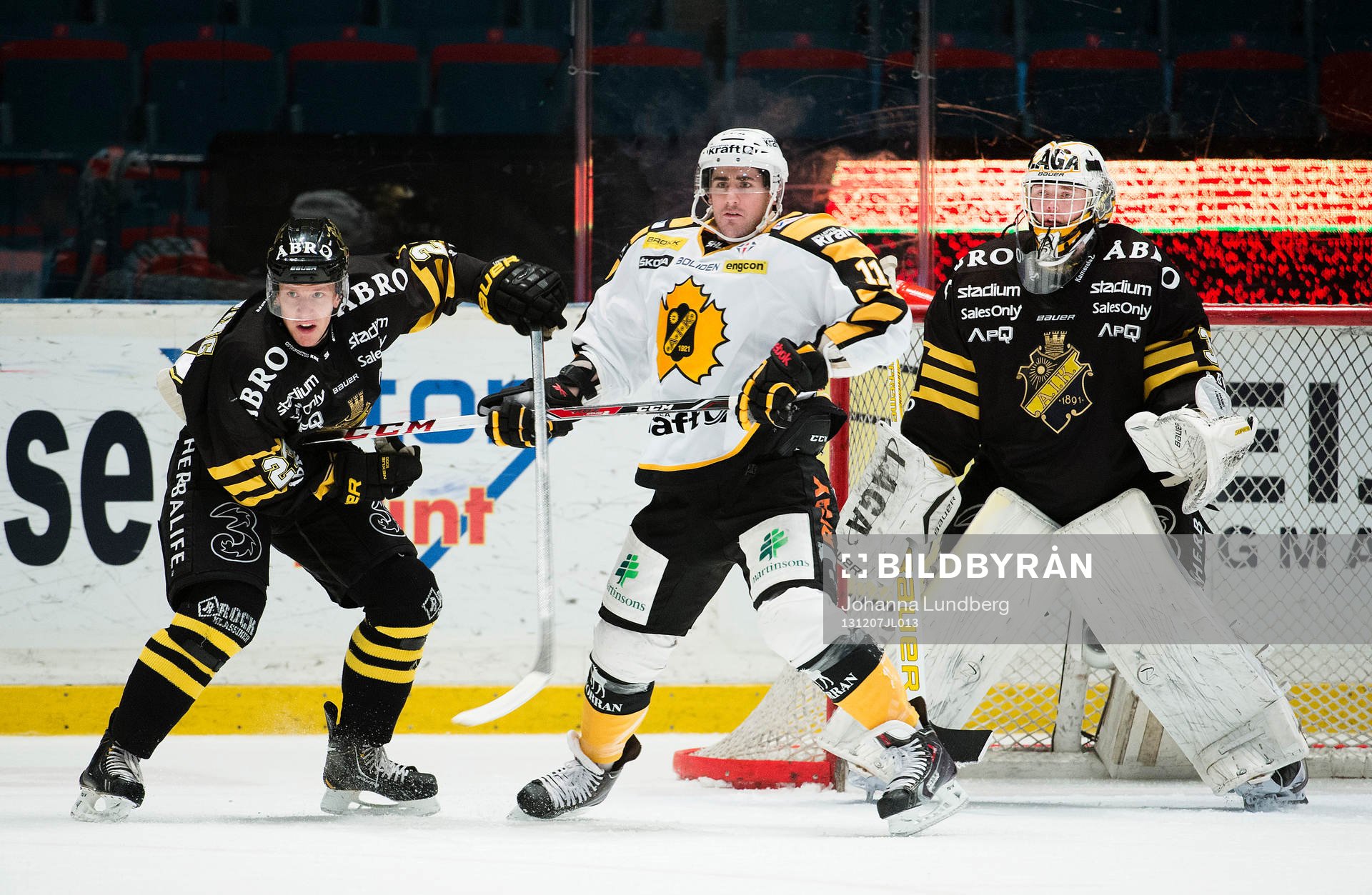 Jonas Liwing och Bud Holloway  framför målvakt Daniel