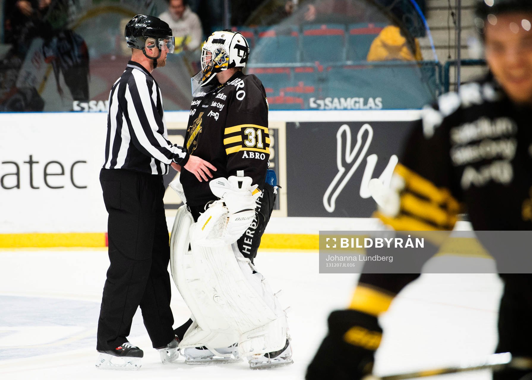 målvakt Daniel Larsson  arg på domaren