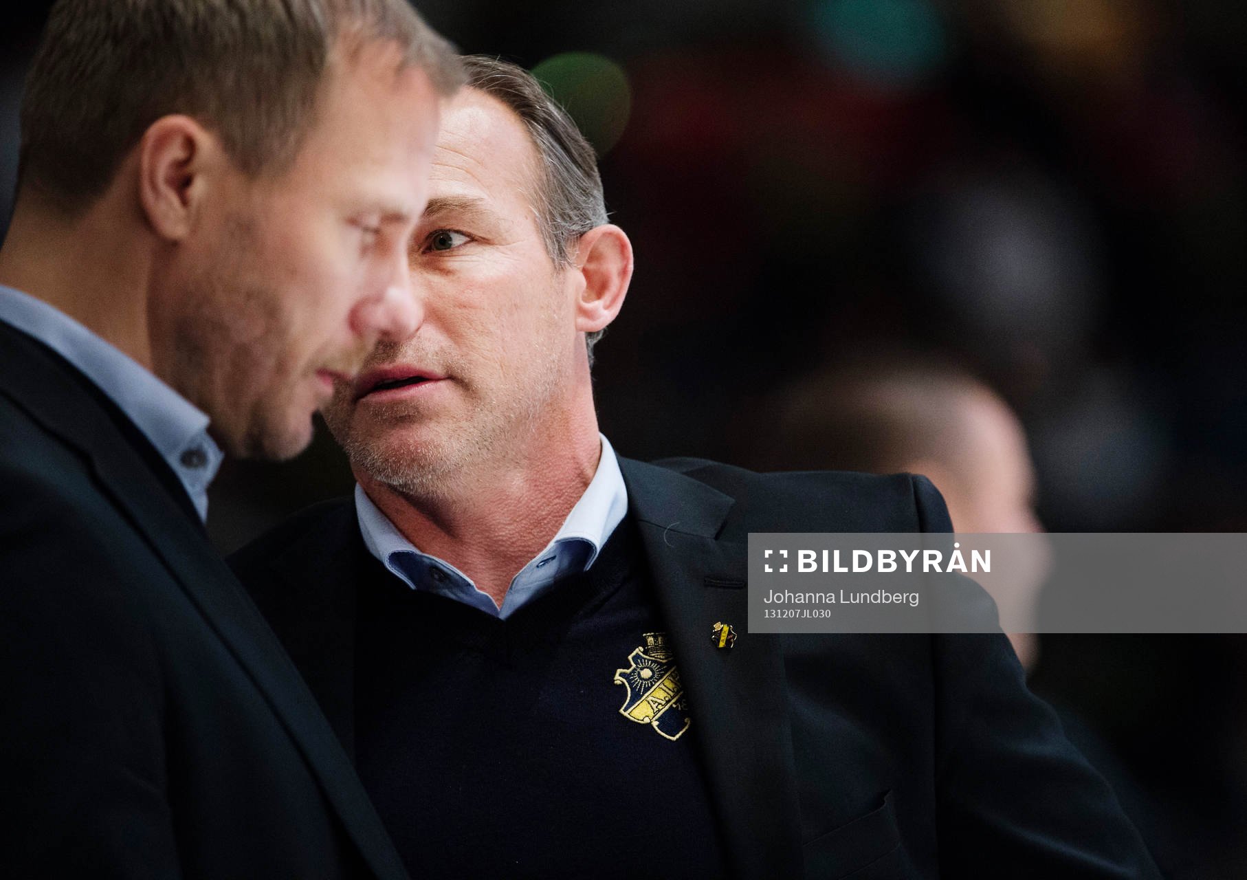 s tränare Rikard Franzén diskuterar med Mats Lindgren
