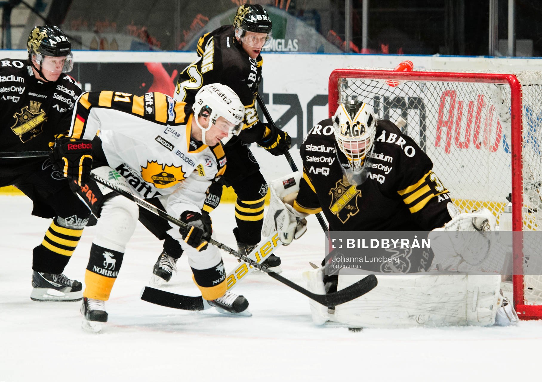 Jimmie Ericsson och Jonas Liwing i kamp om pucken framför
