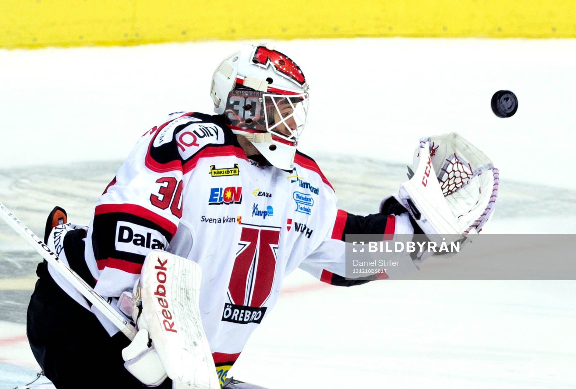 Örebros målvakt Henrik Lundberg plockar en puck