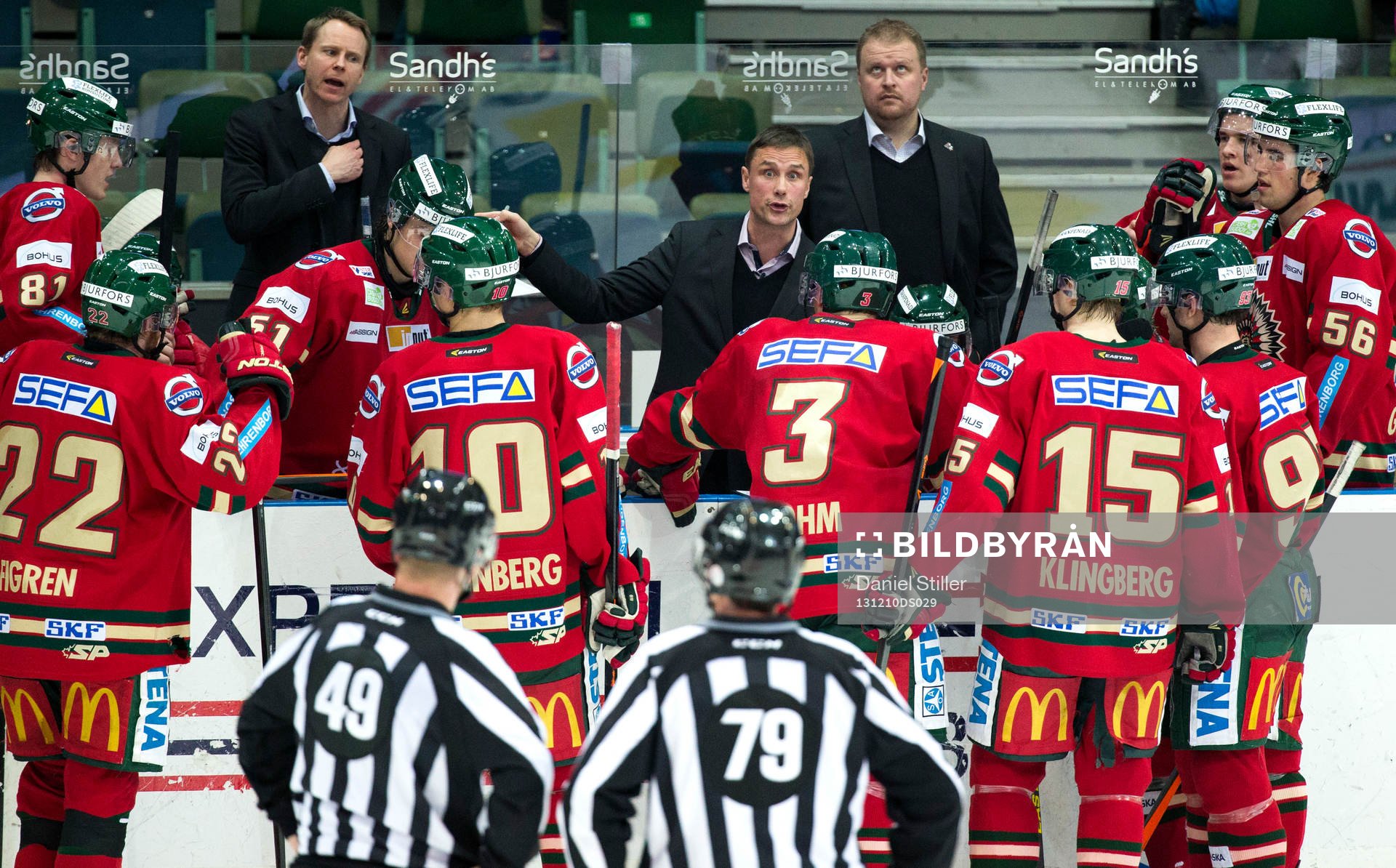 Frölundas tränare Roger Rönnberg samlar sina mannar
