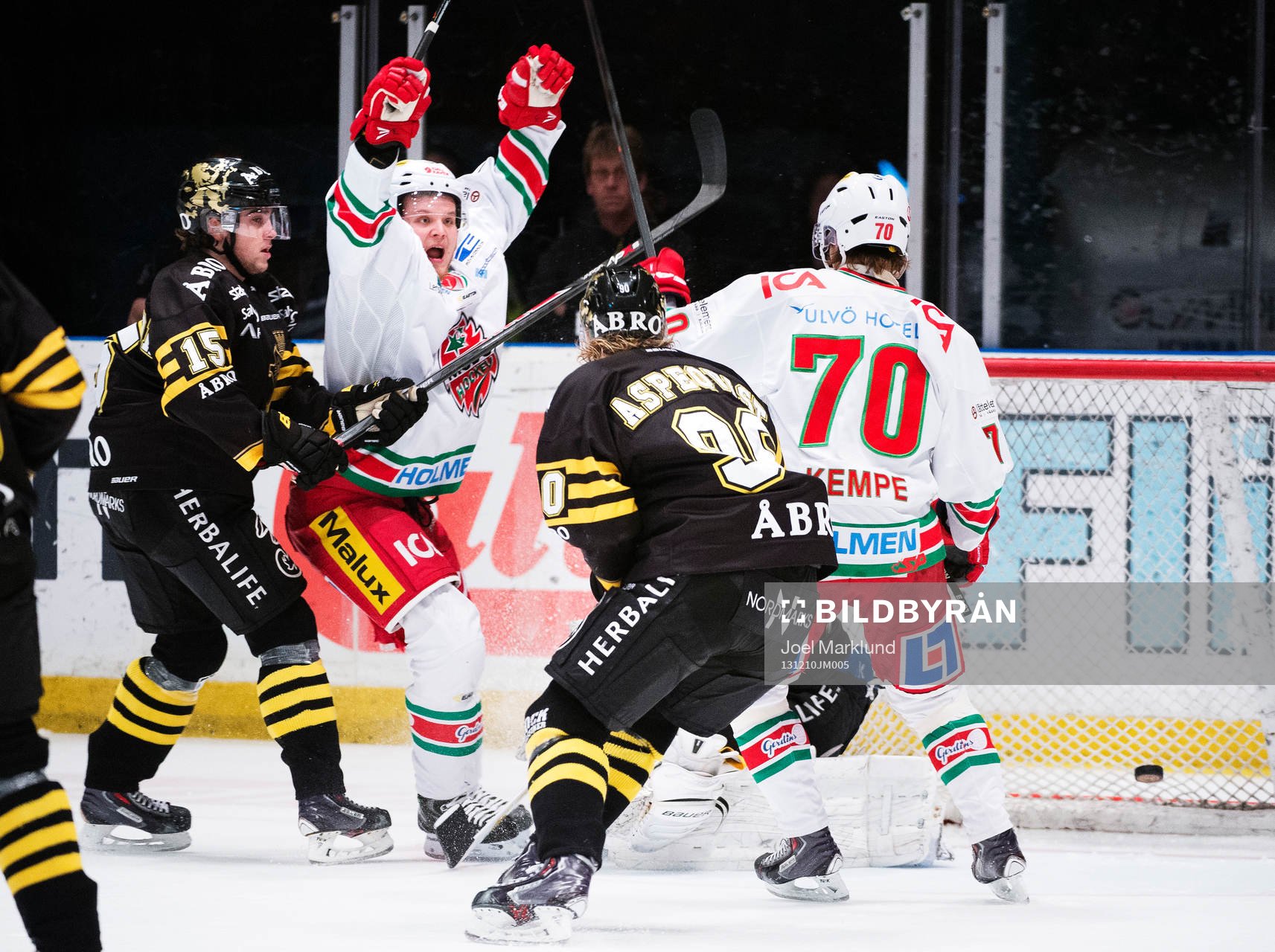 Modos Joonas Lehtivuori jublar när 0-1-pucken går in