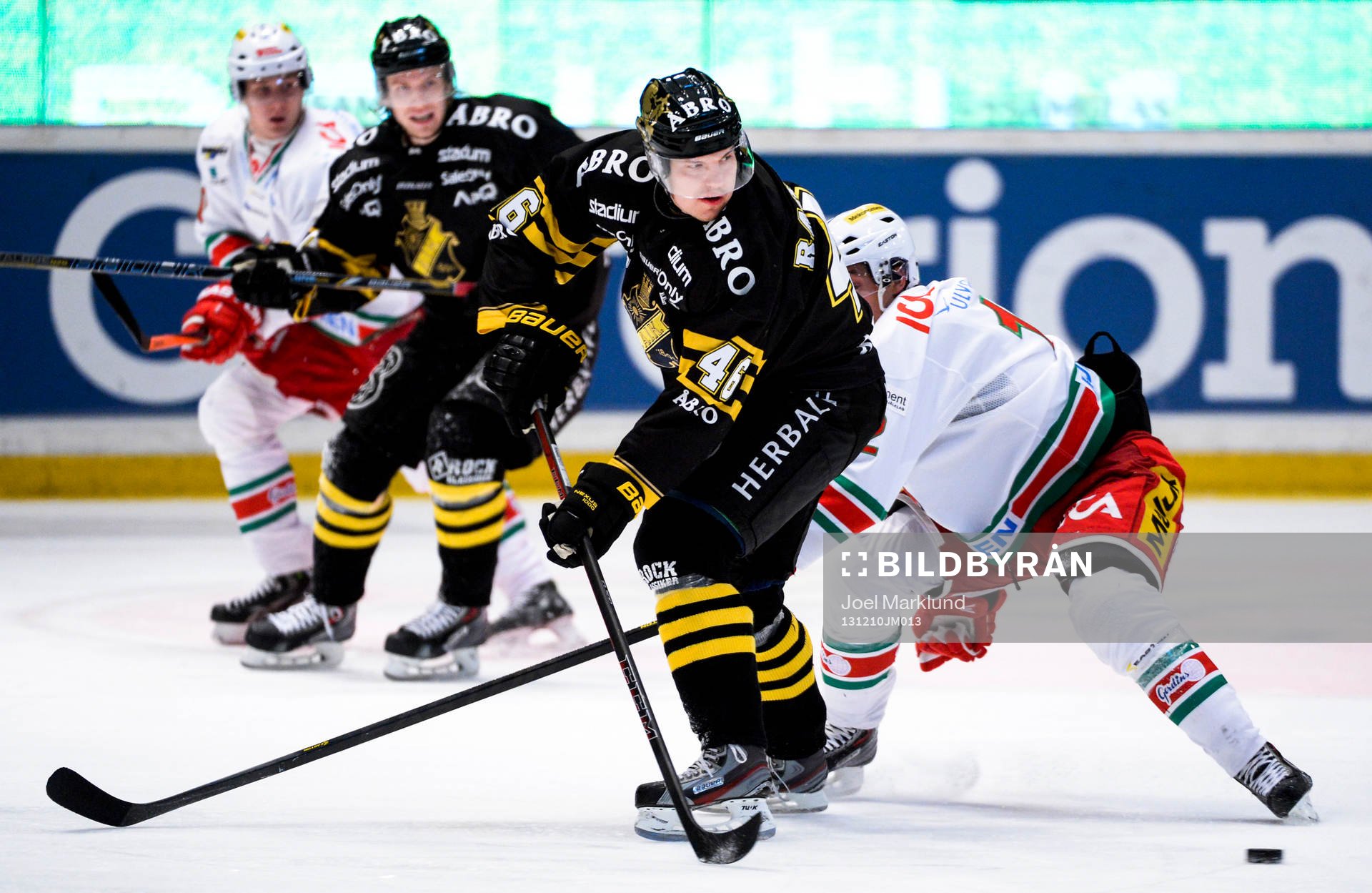 s Teemu Ramstedt passar pucken