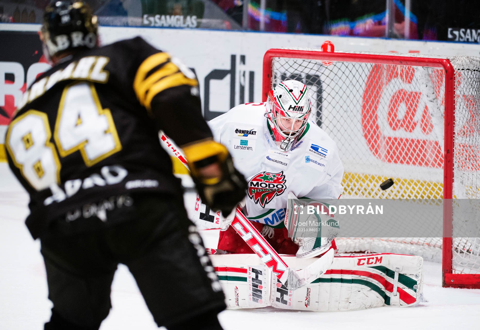 Modos målvakt Linus Ullmark räddar ett skott