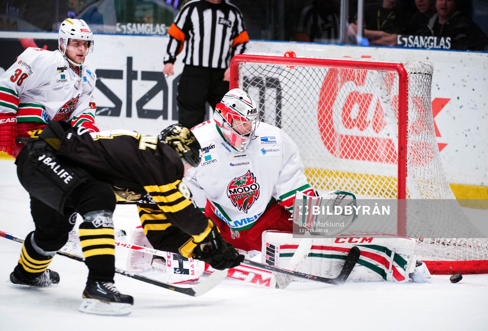 s Patric Blomdahl missar pucken framför Modos målvakt