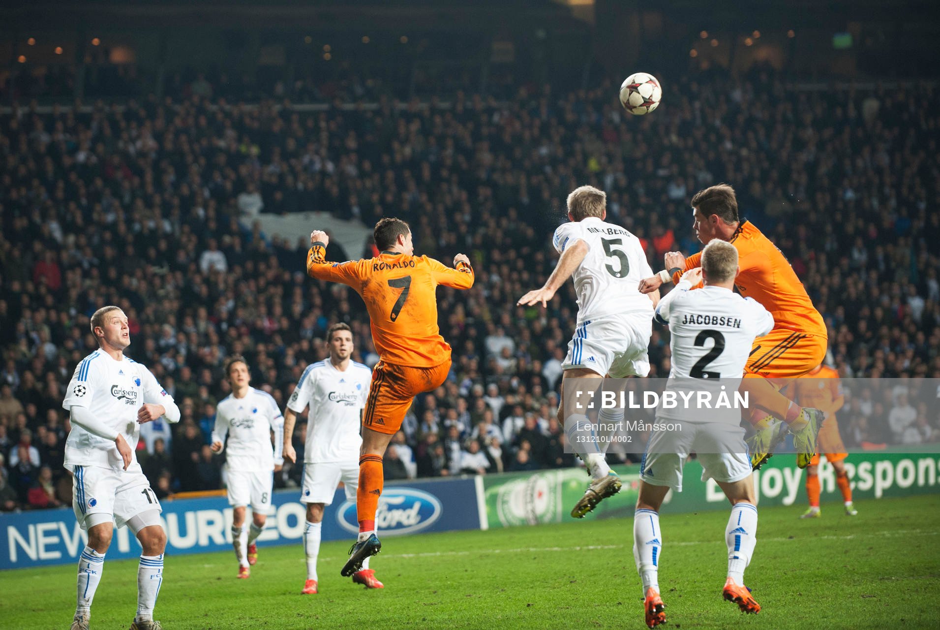 Köpenhamns Olof Mellberg nickar undan framför Real