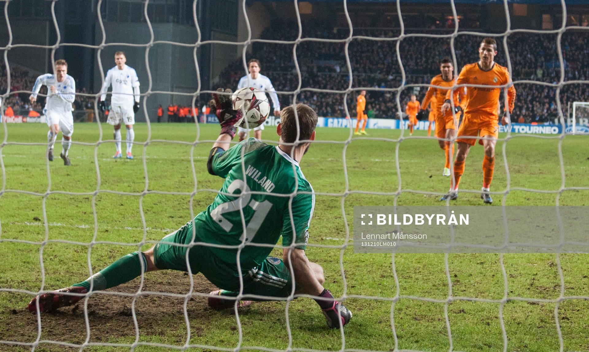Köpenhamns svenske målvakt Johan Wiland räddar en straff från Real Madrids Cristiano Ronaldo i matchen i Champions League mellan FC Köpenhamn och Real Madrid 10 december 2013.