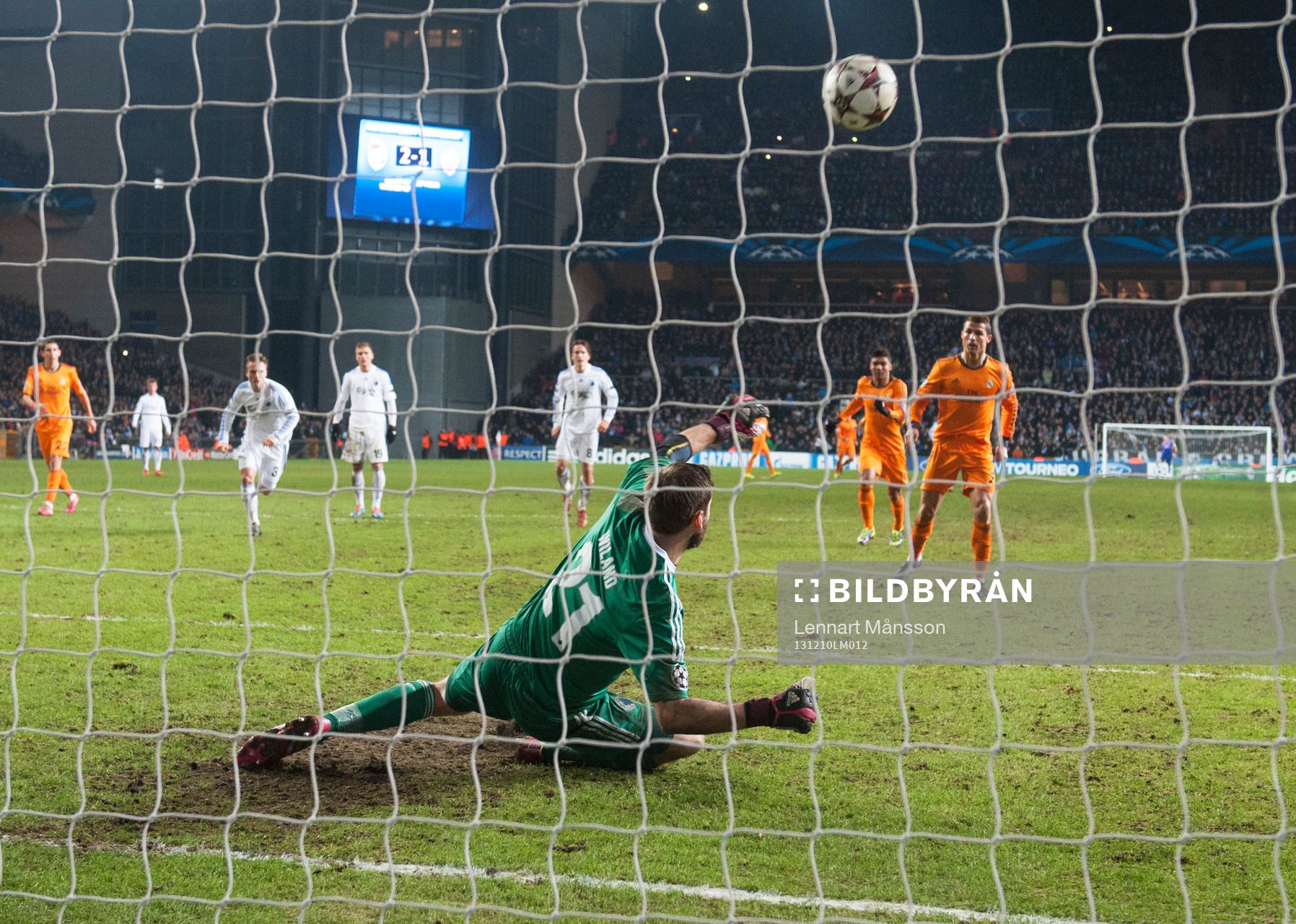 Köpenhamns svenske målvakt Johan Wiland räddar en straff från Real Madrids Cristiano Ronaldo i matchen i Champions League mellan FC Köpenhamn och Real Madrid 10 december 2013.