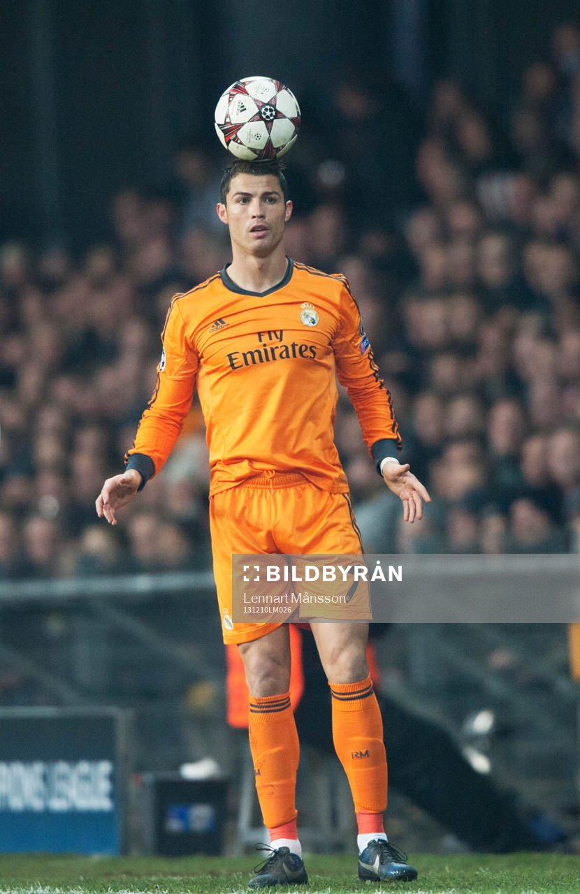 Real Madrids Cristiano Ronaldo skojar och lägger bollen