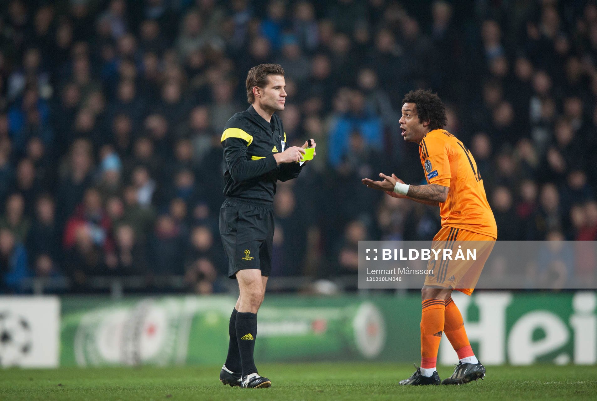 Domaren Felix Brych varnar Marcelo i matchen i Champions