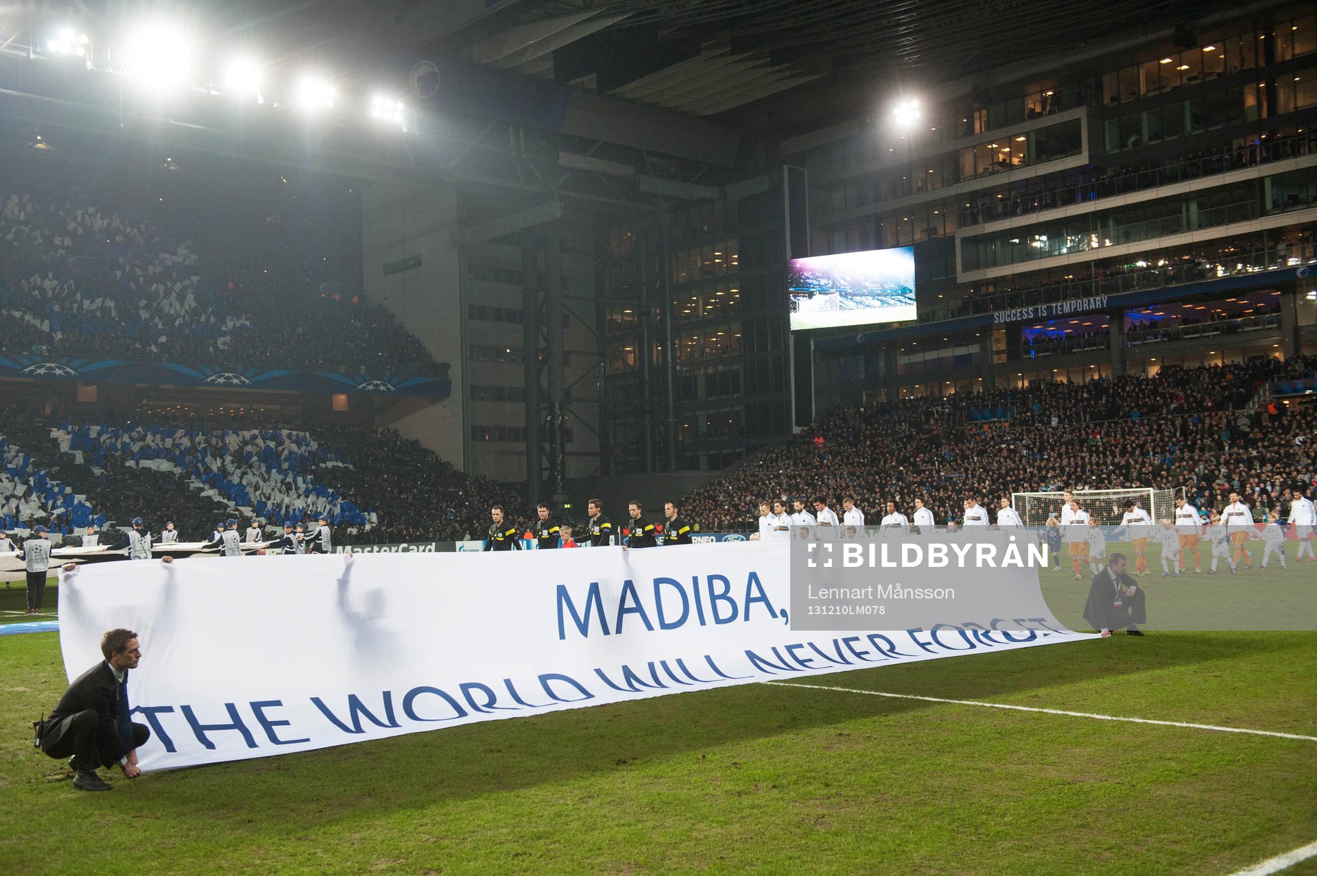 Nelson Mandela hyllas i Idrottsparken, Parken,    i matchen
