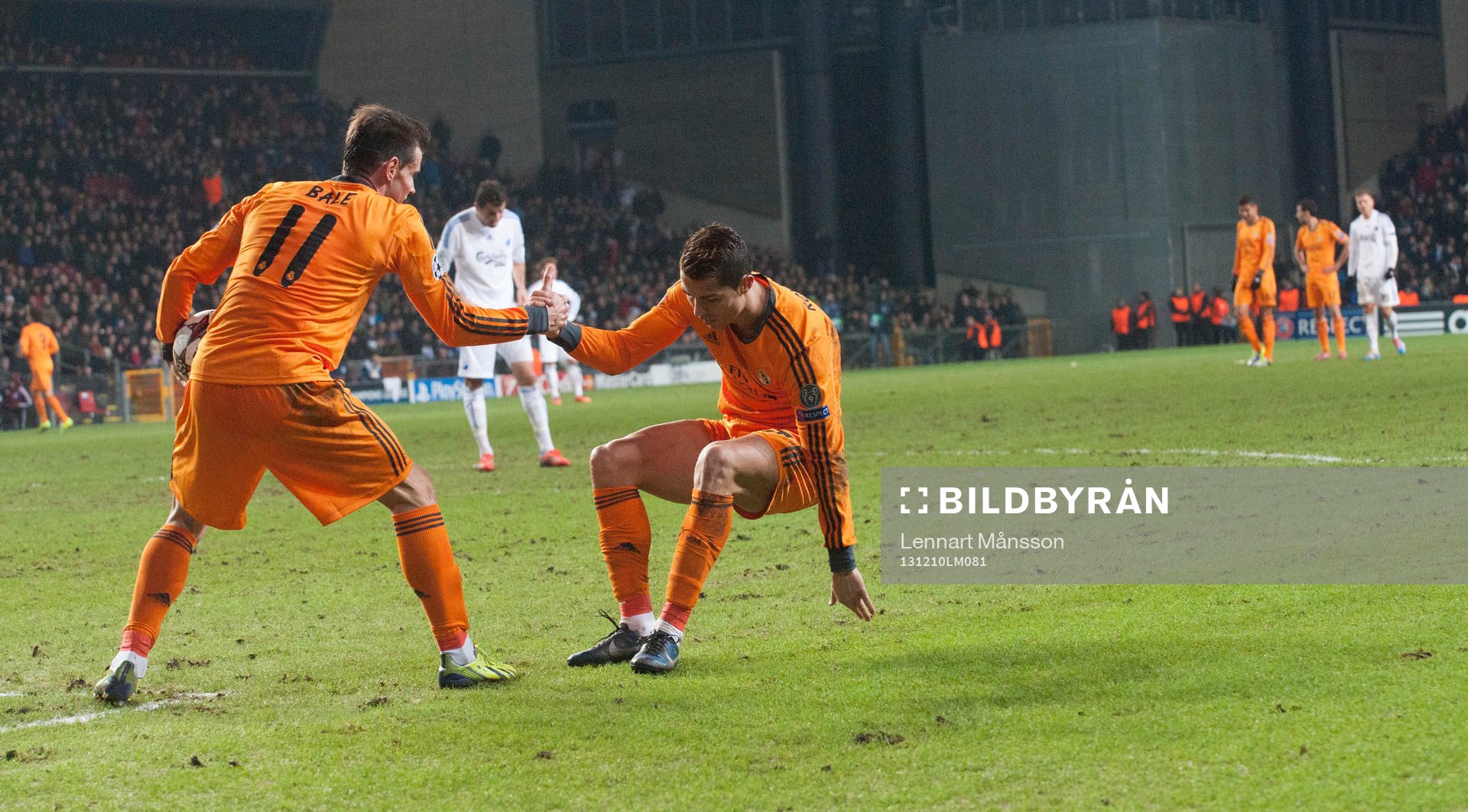 Fair play, Gareth Bale hjälper Cristiano Ronaldo upp i
